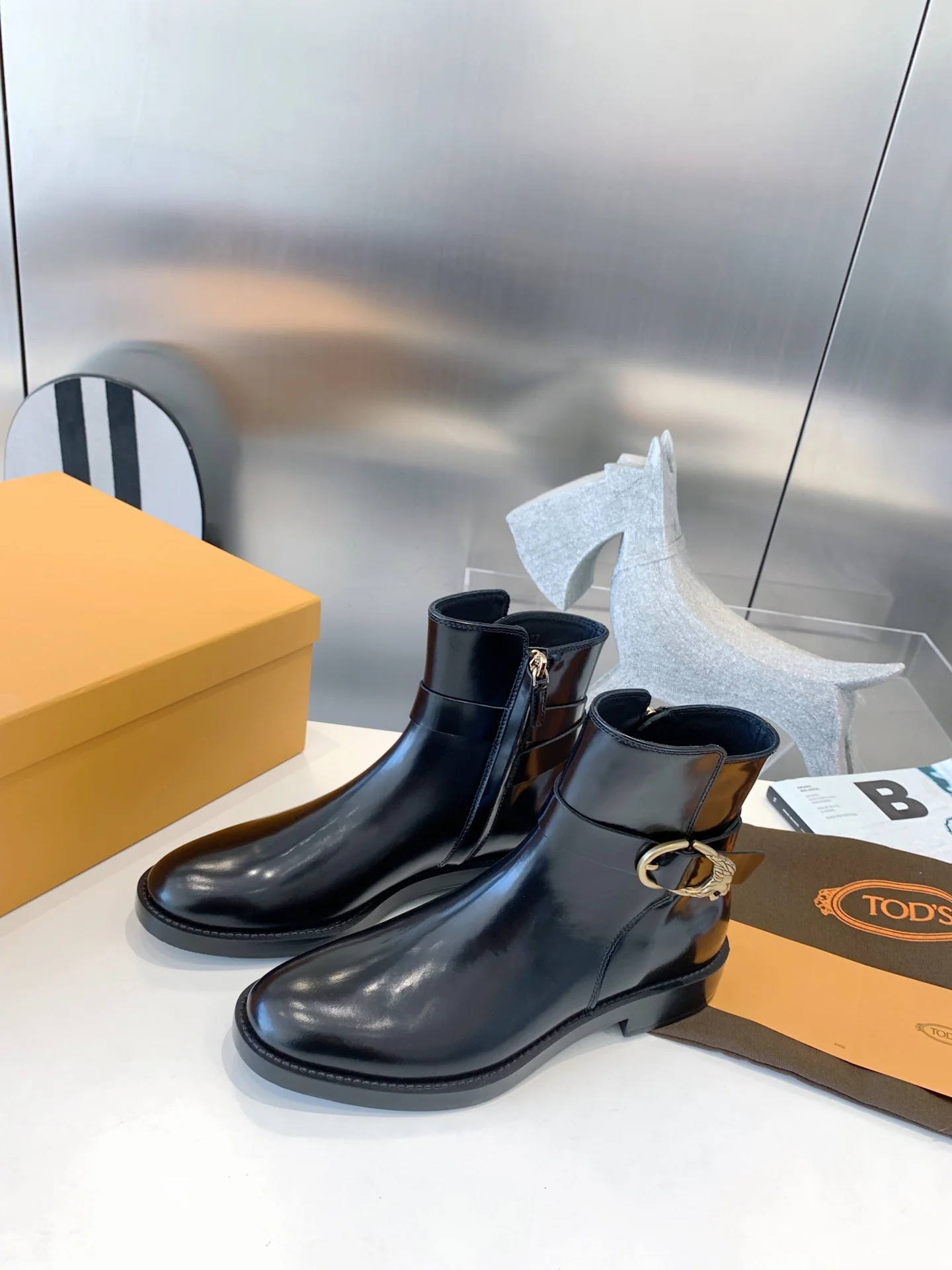 Ботинки челси Tods с головой льва - черные