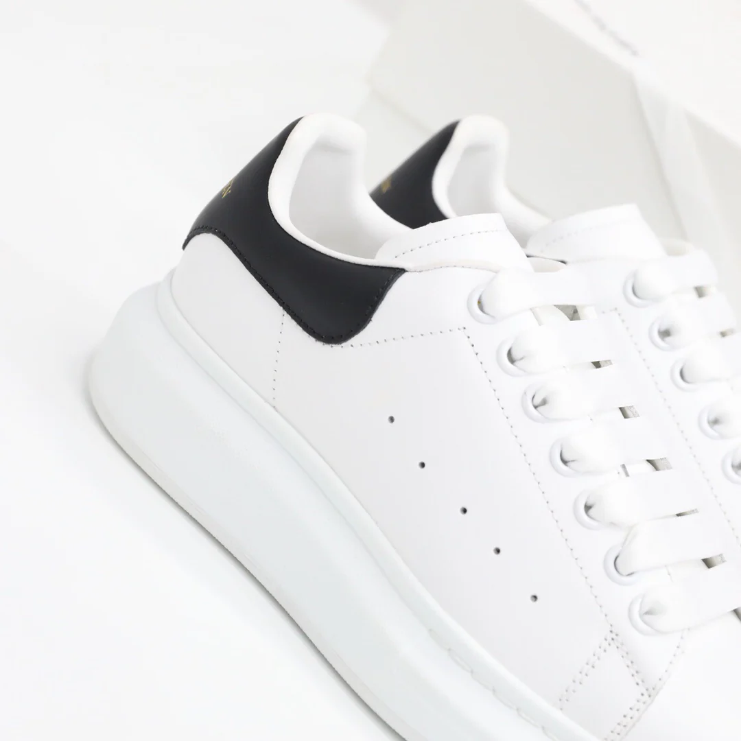 McQueen - Классические белые кроссовки - Черные