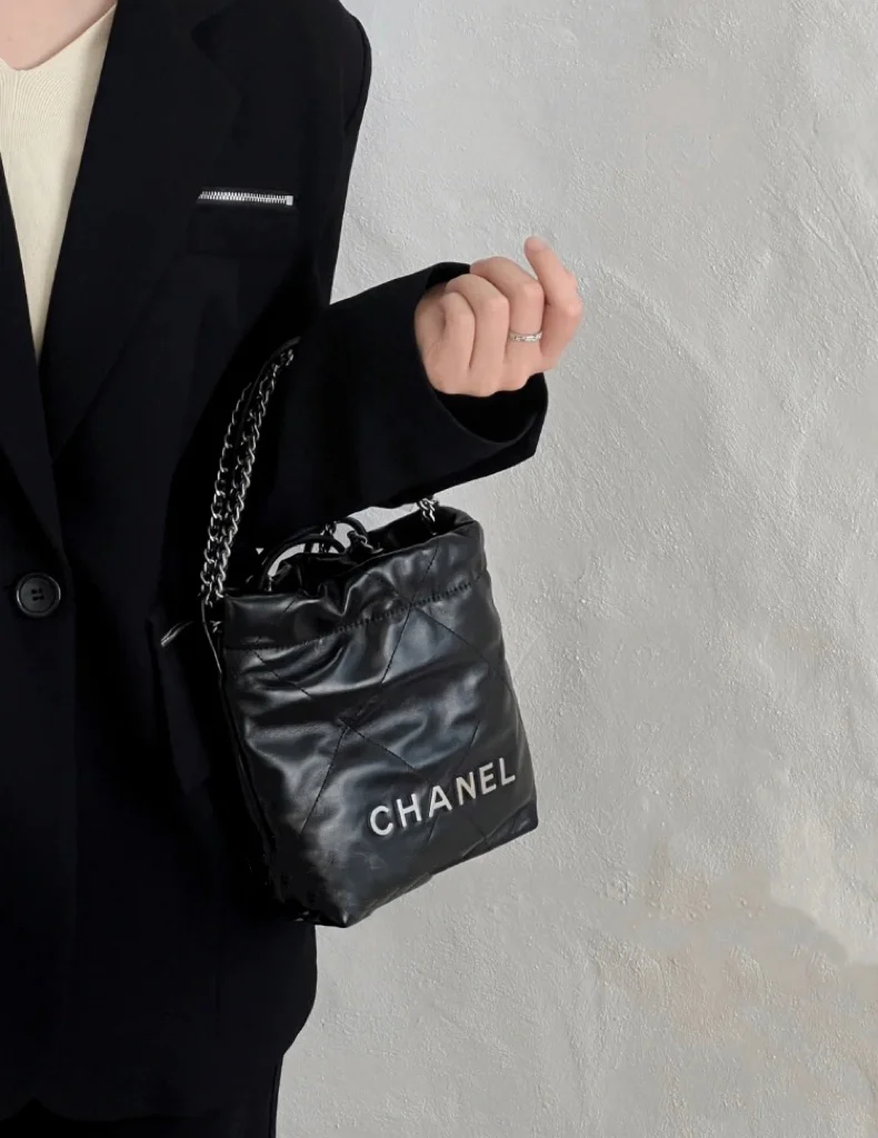 Новинка сезона весна/лето 2023 от Chanel - сумка 22 - мини - черно-серебристая - на фото.