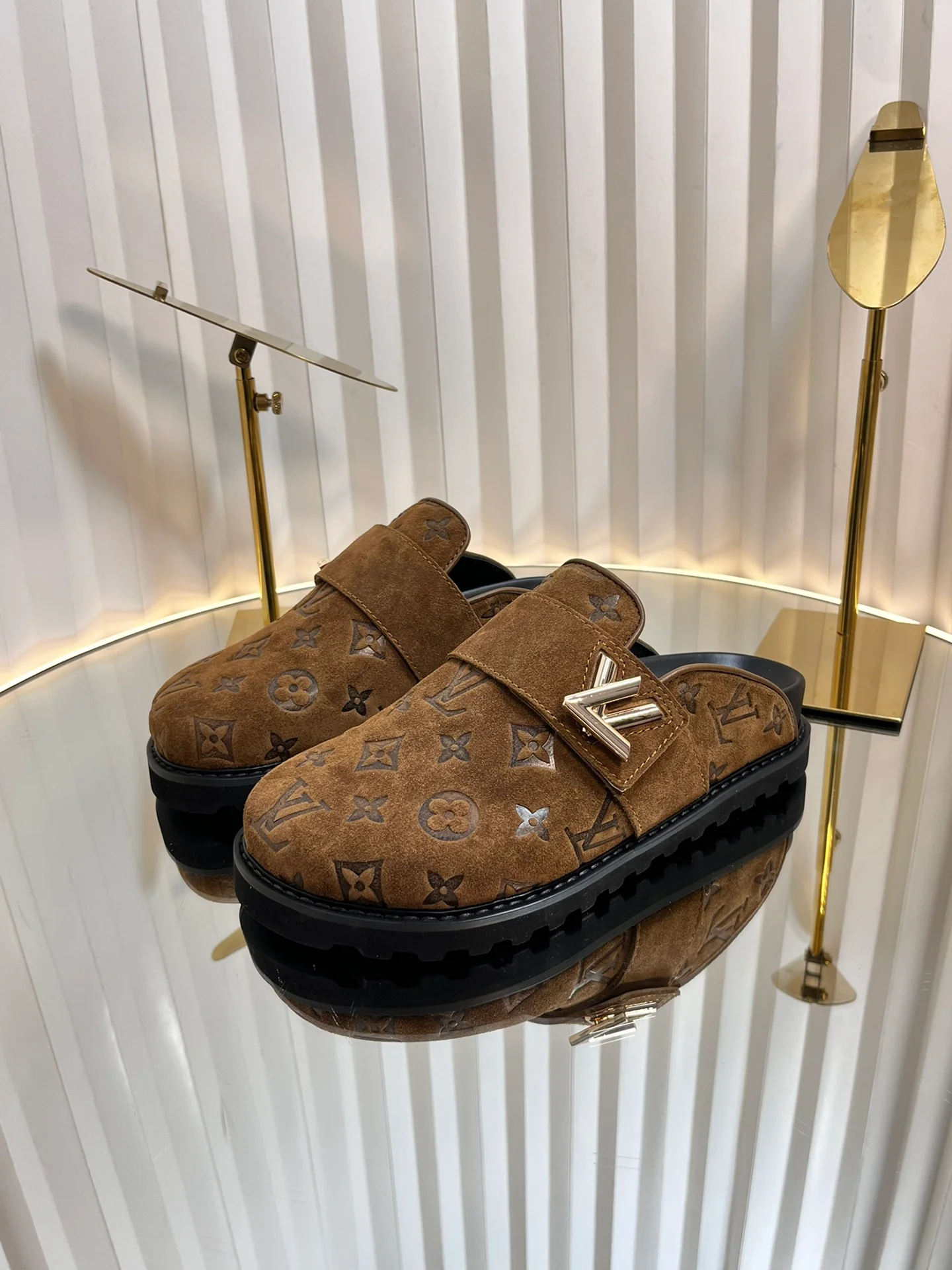 Тапочки с логотипом LV-2024 - кофейный цвет - 1