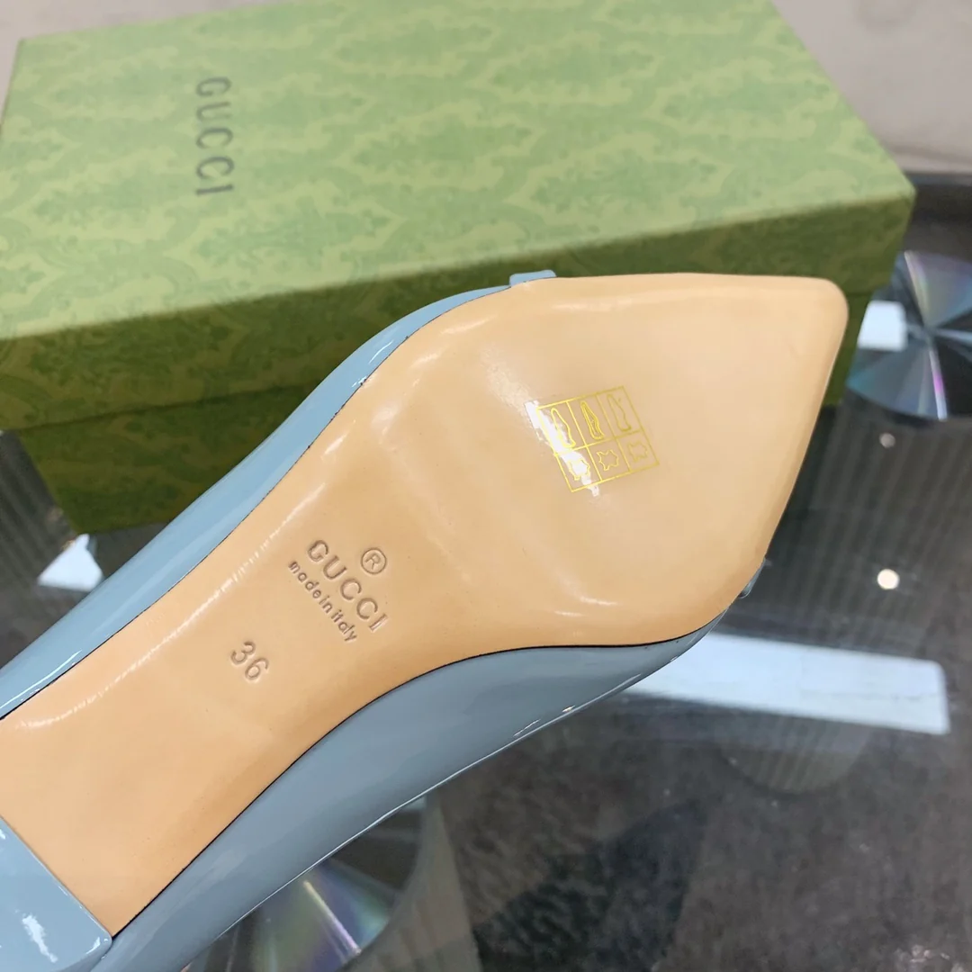 Туфли на высоком каблуке Gucci с острым носком и пряжкой в ??форме подковы