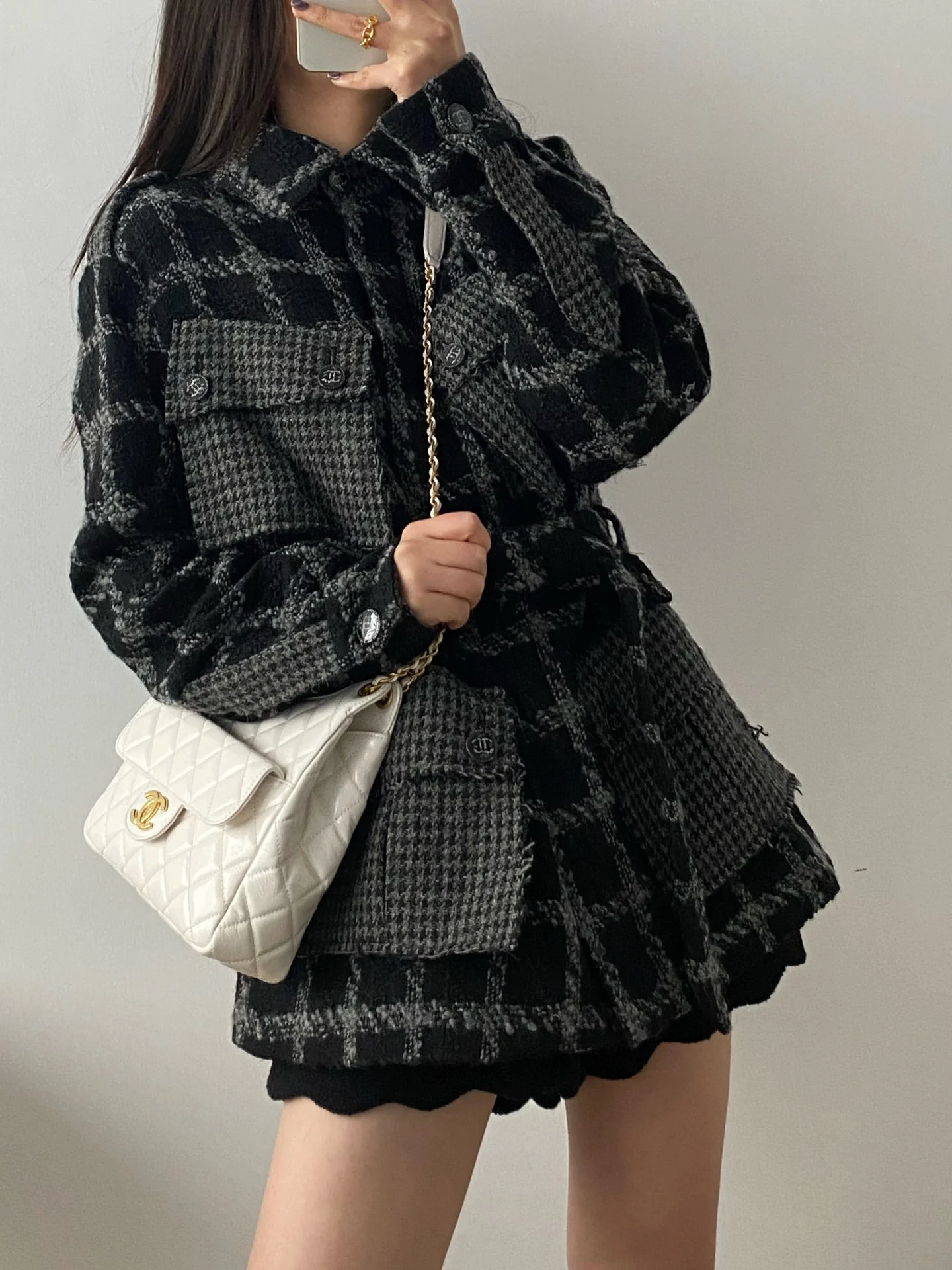 Коллекция Chanel ?Ранняя весна 2023? — сумка-хобо в стиле хиппи — маленькая — белая — фотографии в одежде.