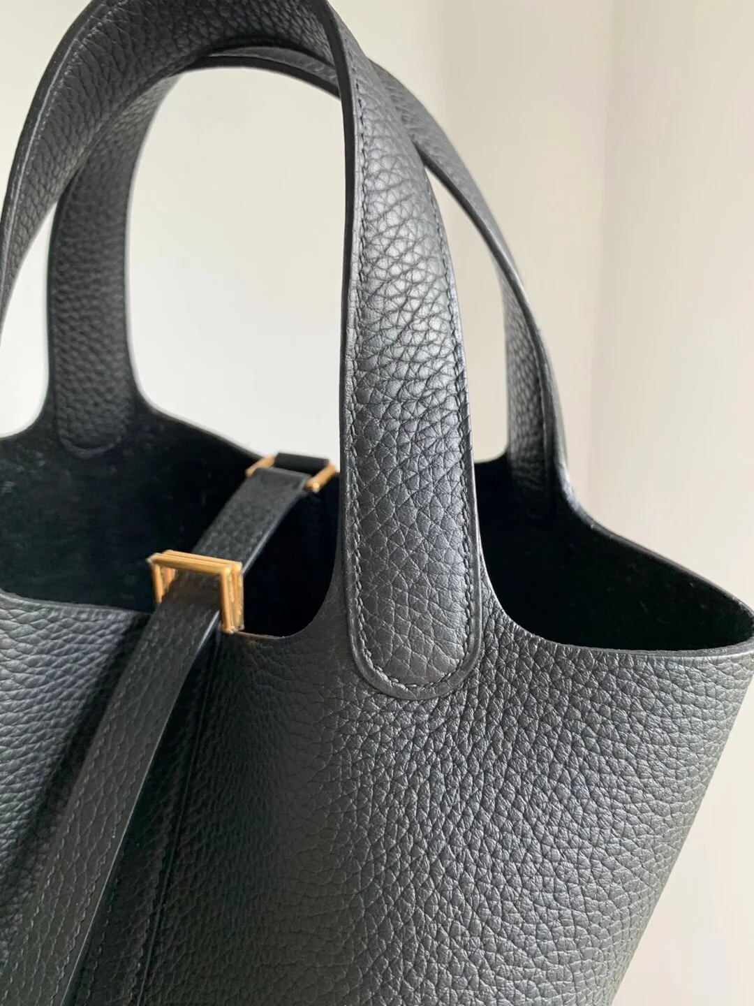 Часы Hermes Picotin 18, черные, с золотой пряжкой.