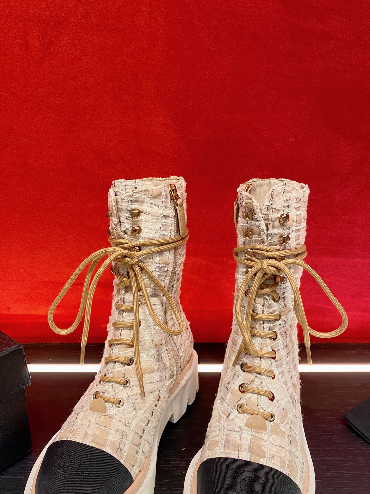 Новинка сезона осень/зима 2022 от Chanel — Ботинки Dr. Martens на платформе — Розовые с блестками — 5 см