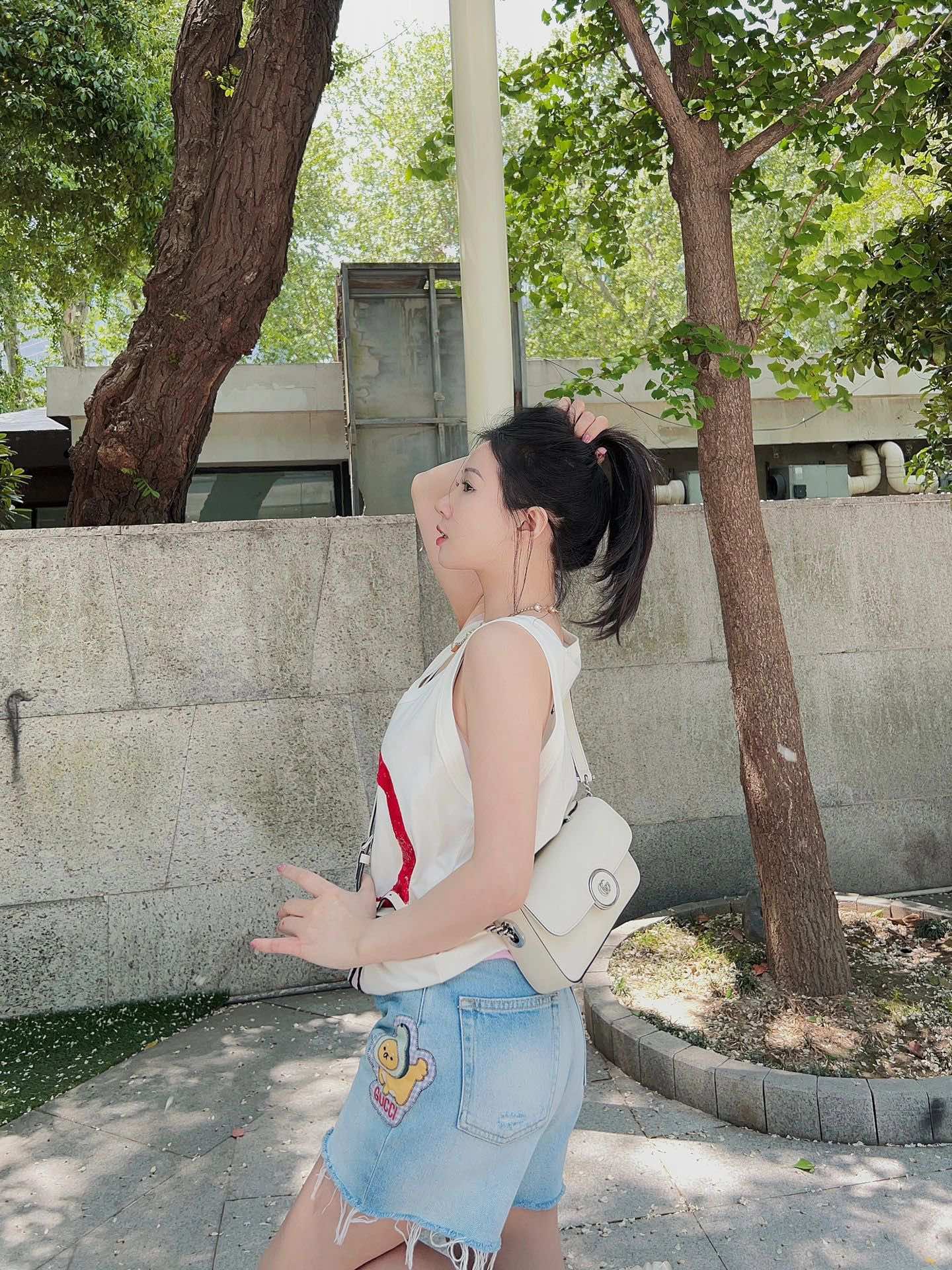 Миниатюрная сумка Gucci Petite GG на цепочке - белая.