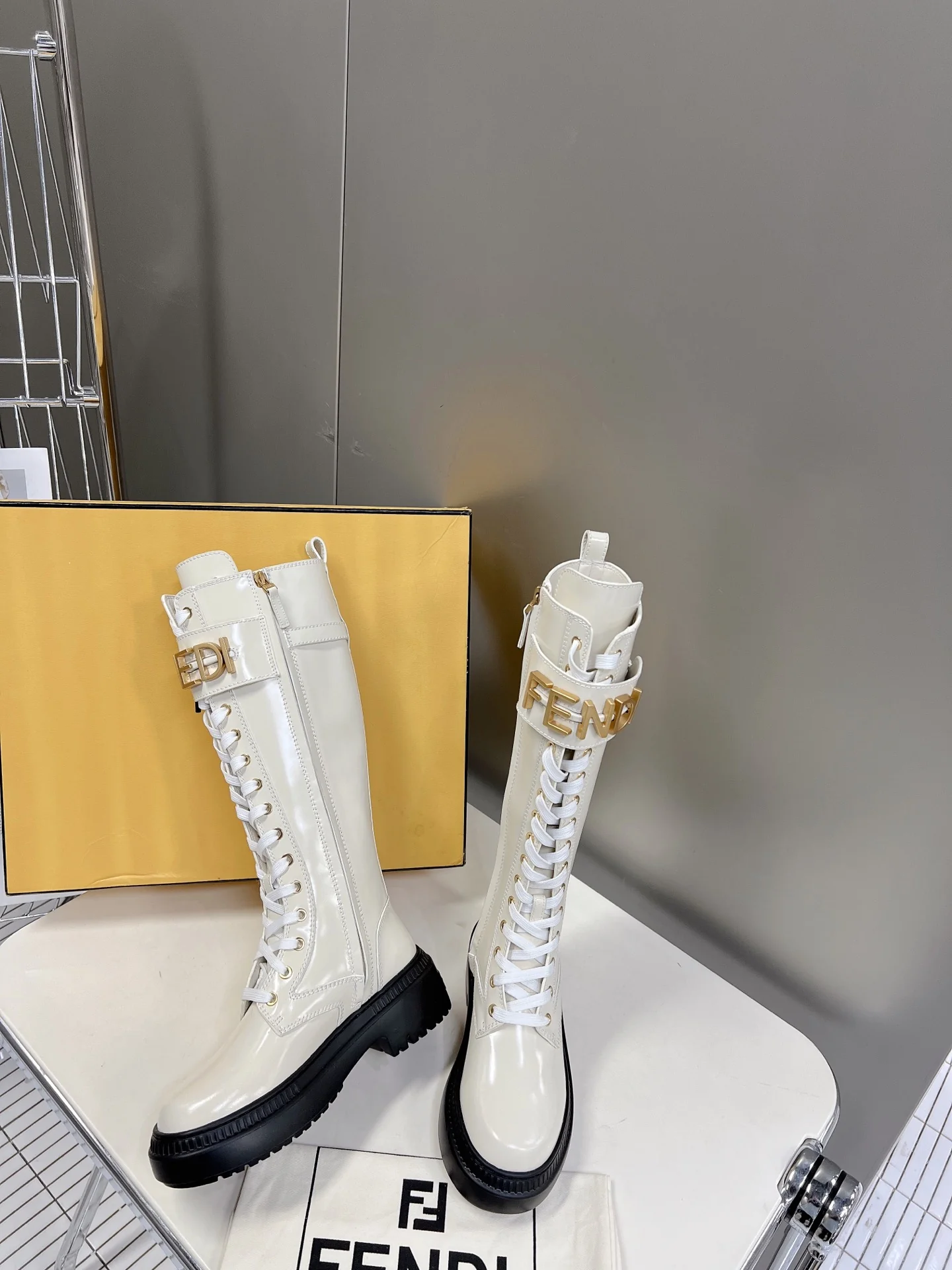 Новинка весны 2022 года от Fendi — Ботинки Martin на шнуровке с пряжкой в ??виде буквы — Белые