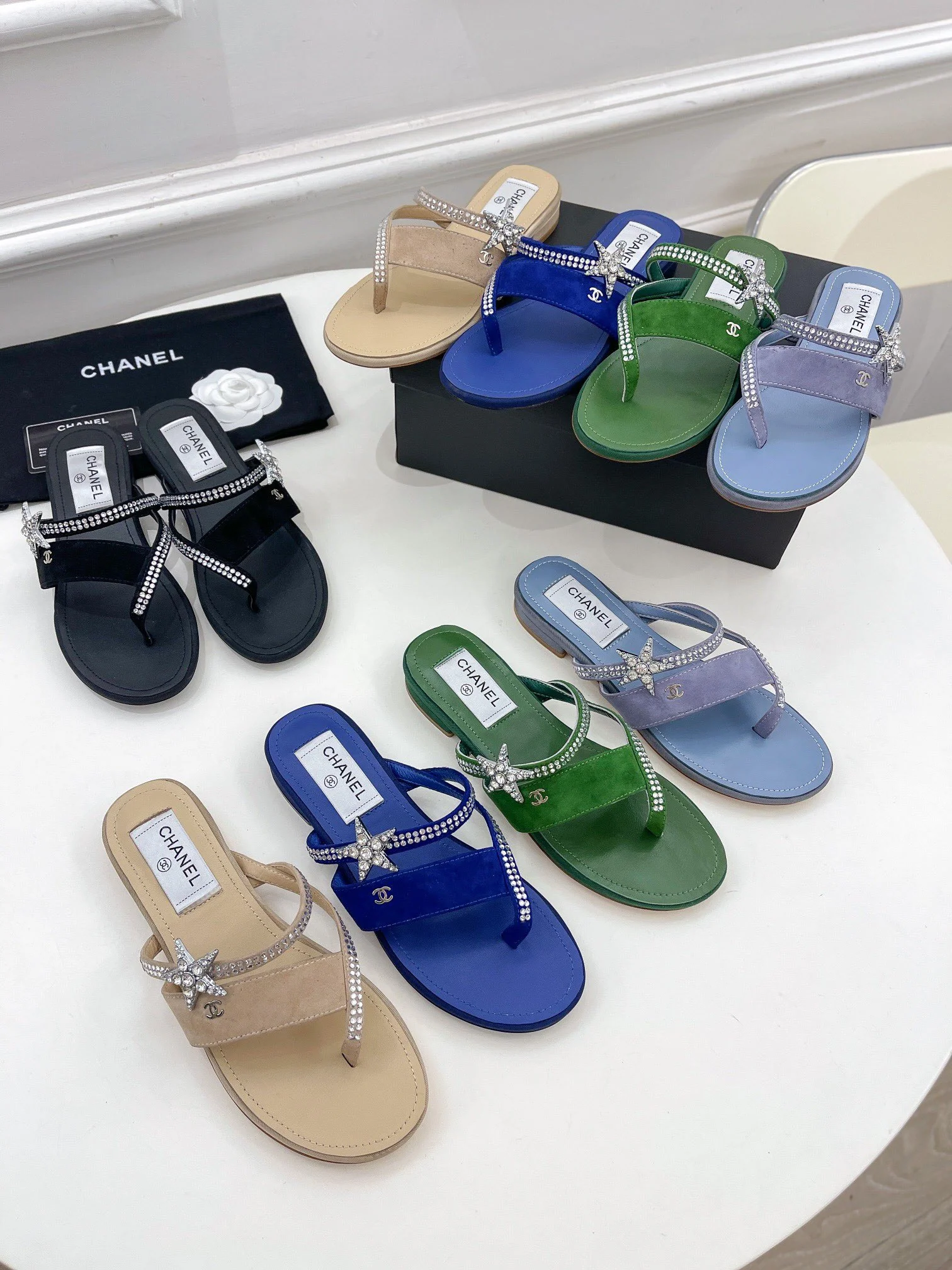 Туфли, сандалии и туфли на каблуках Chanel с кристаллами - изображение из коллекции