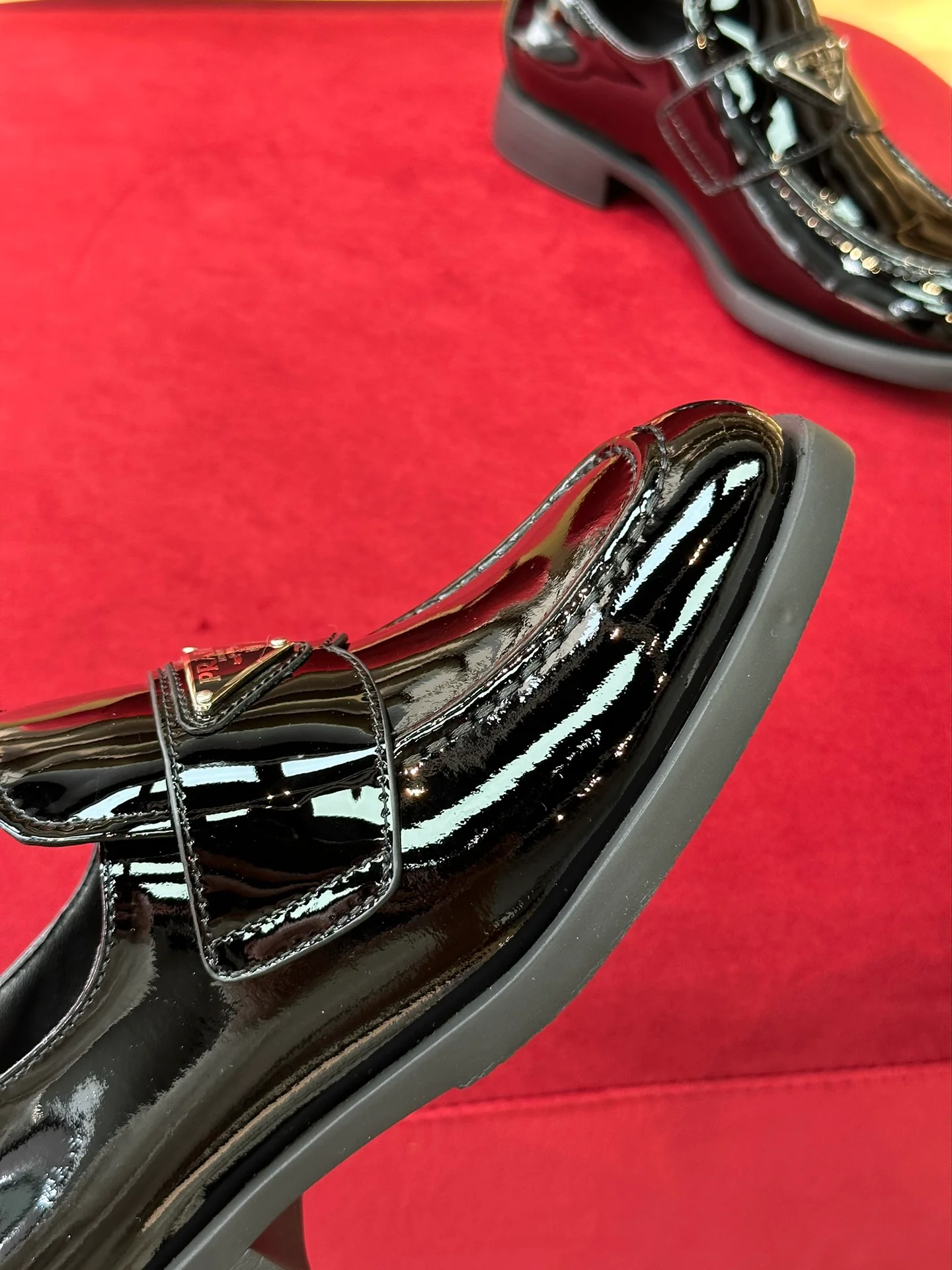 Кожаные лоферы Prada 2024 - черные