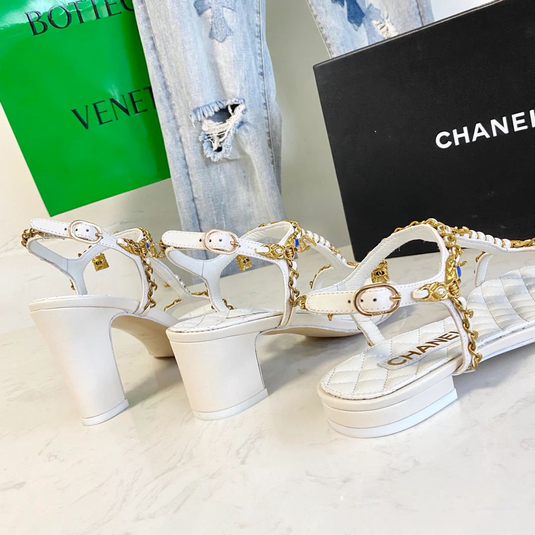 Chanel - Белые босоножки на каблуке с жемчужной цепочкой