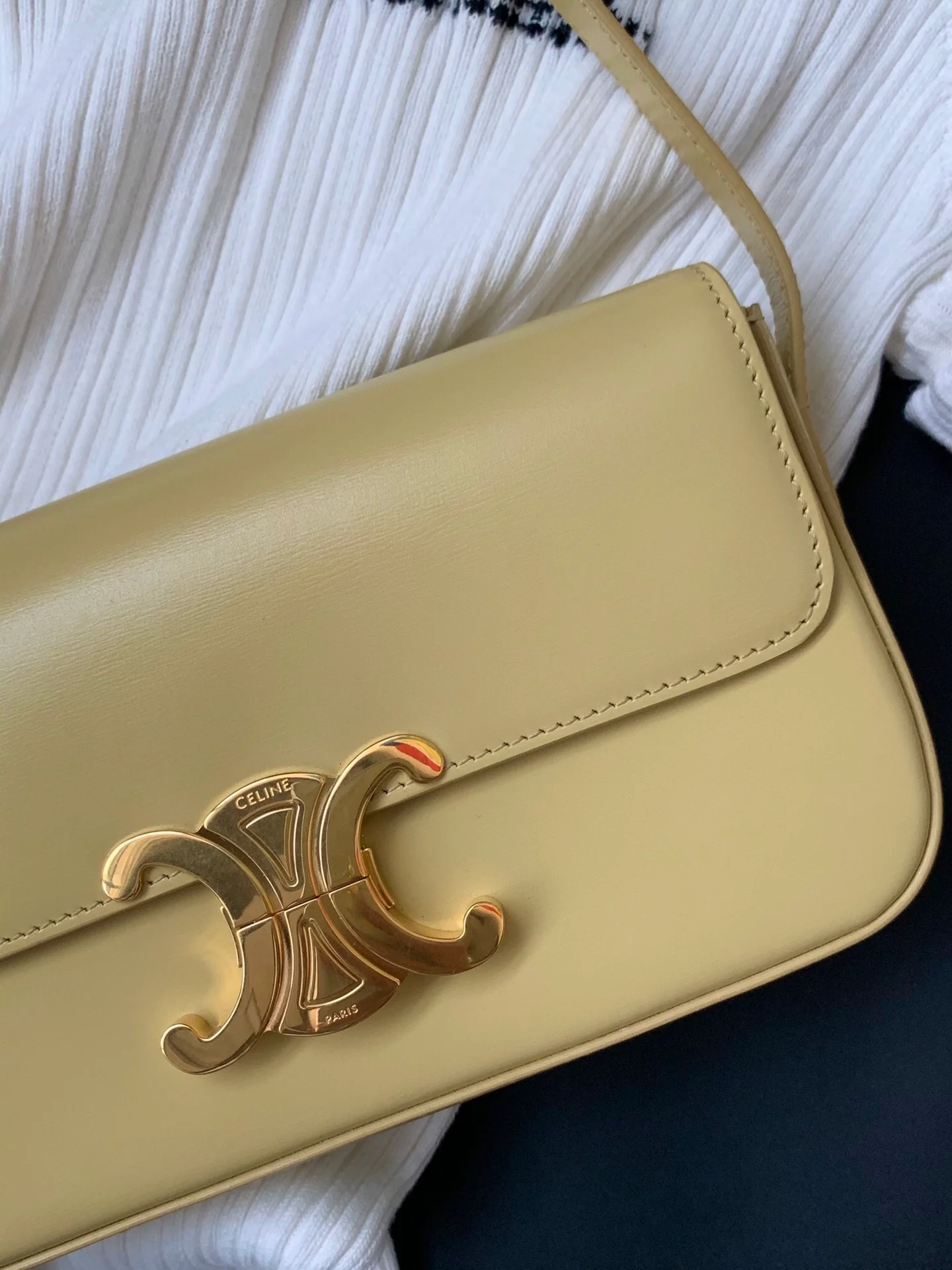 Кожаная сумка через плечо Celine Triomphe - желтая