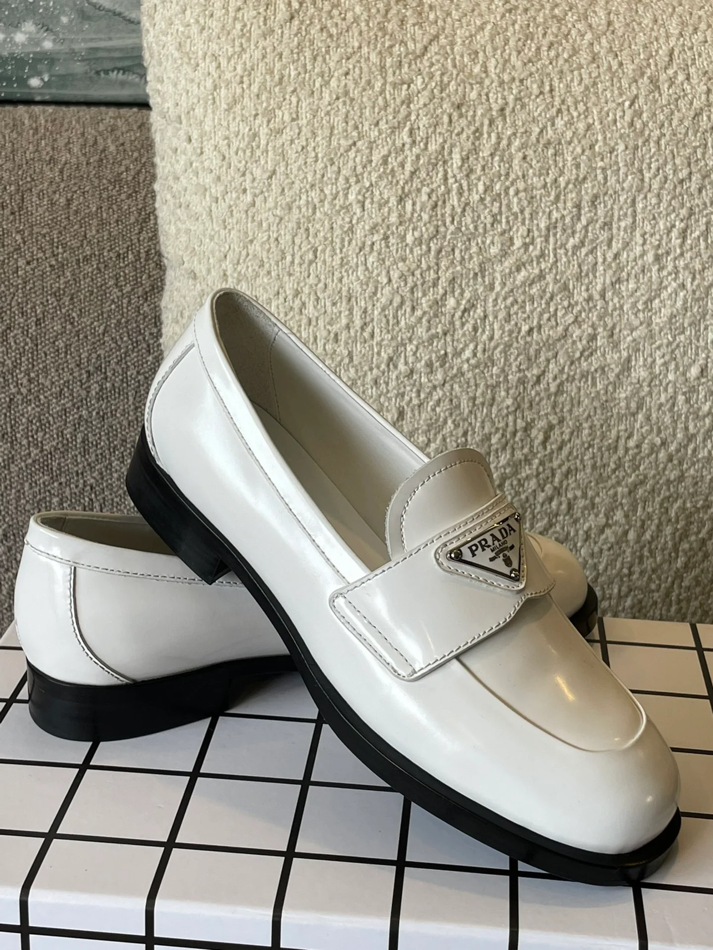 Обувь Prada в афро-стиле