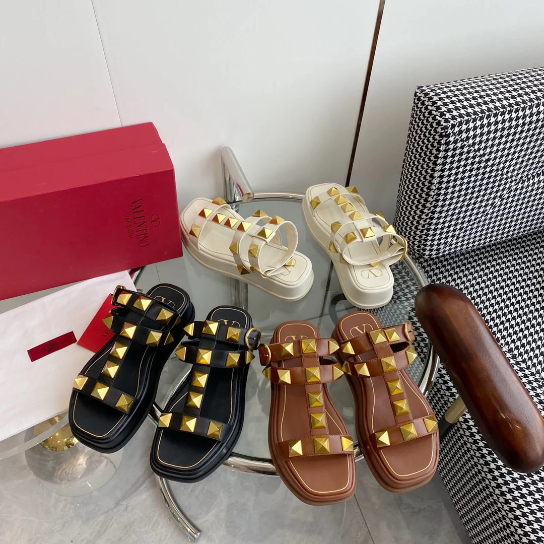 Сандалии на платформе Valentino с заклепками - изображение из коллекции