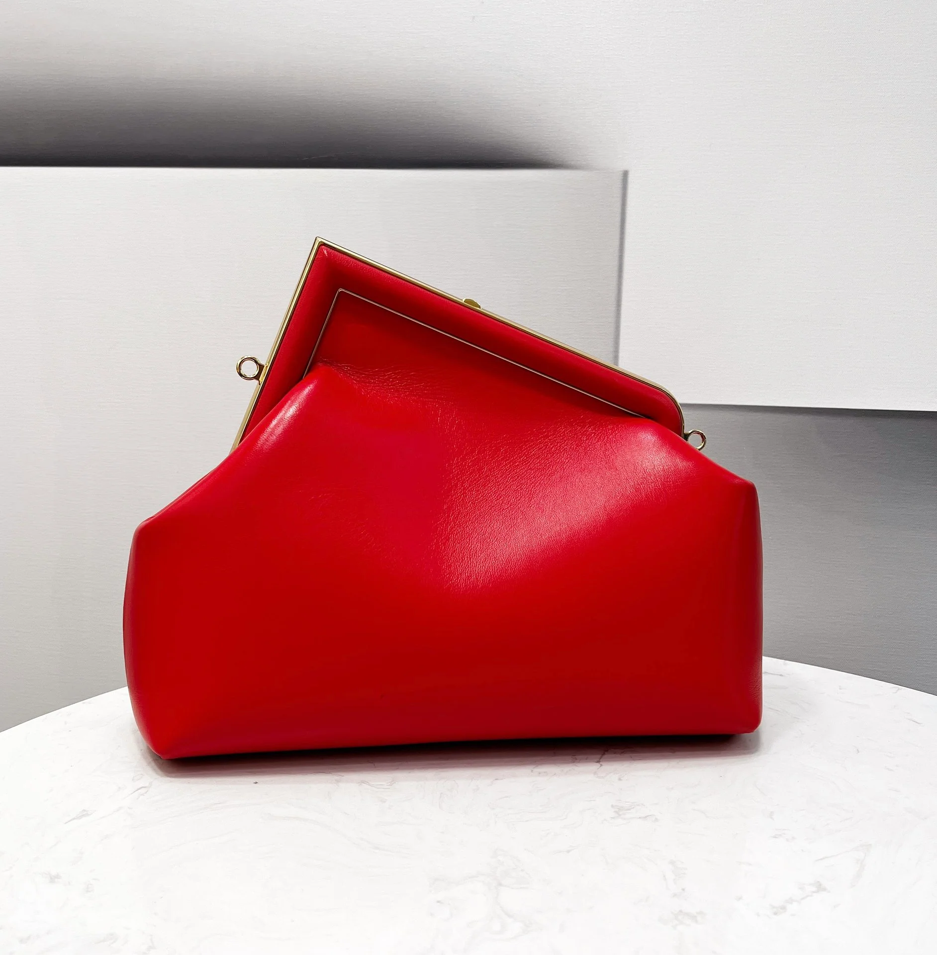 Средняя красная кожаная сумка Fendi First