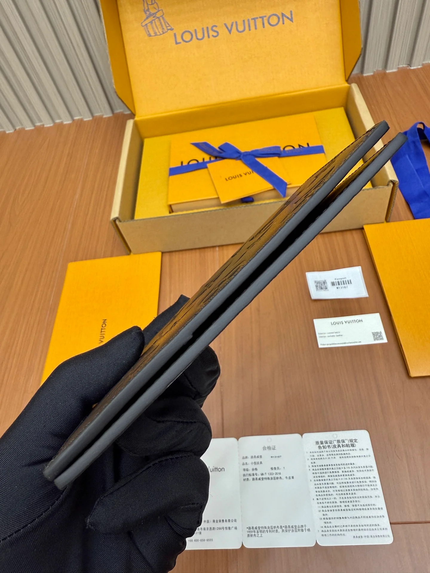 LV-m31050 — Цельностальной визитный кошелек — Черный с монограммой