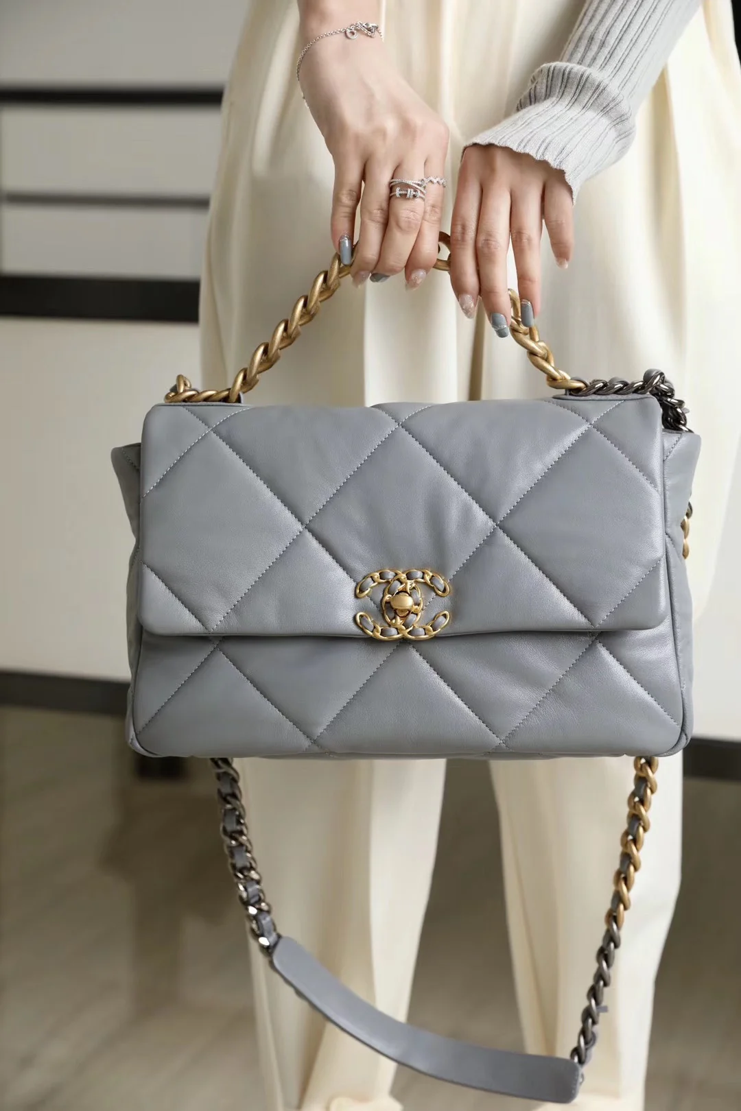 Сумка Chanel 19 — средне-серый