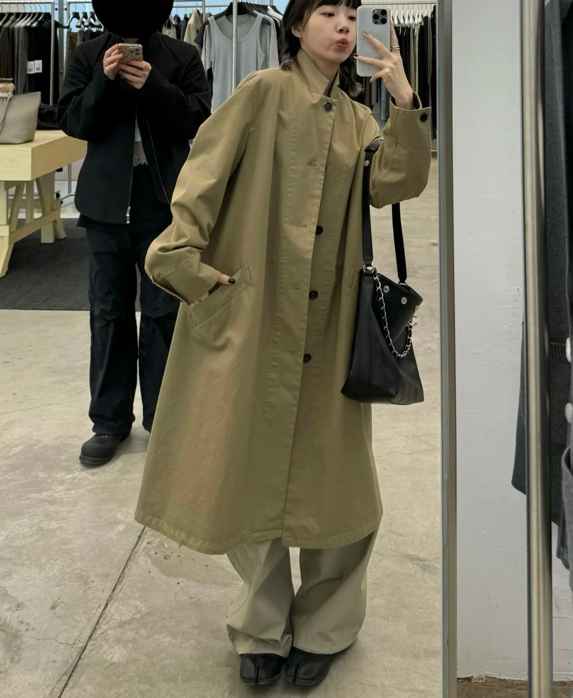 Сумка Chanel в стиле хиппи с золотой монетой 25 пенсов — черно-серебряная.