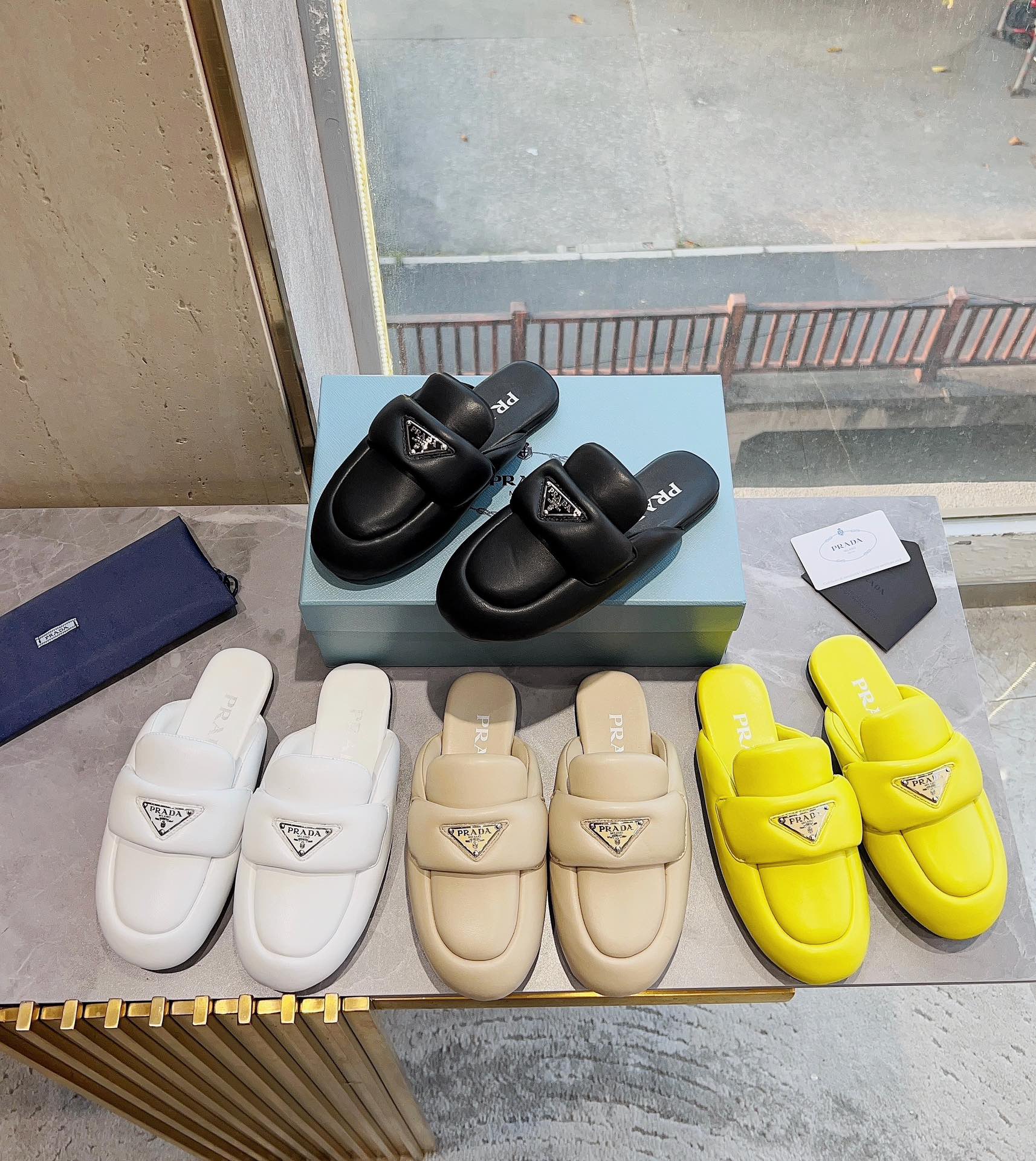 Новые поступления коллекции Prada ранней весны 2023 года - Стиль Хейли Бибер - Лоферы - Изображение коллекции