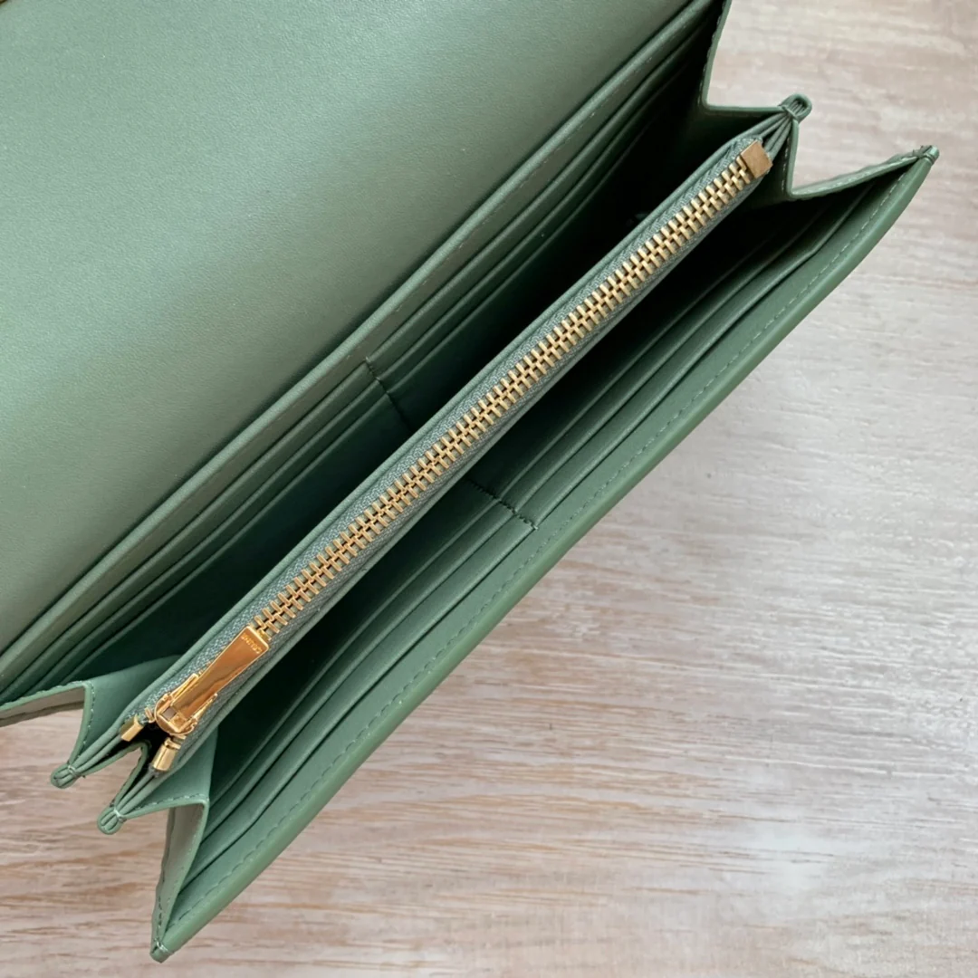 Celine TRIOMPHE 大号亮泽光滑羊皮革翻盖长夹