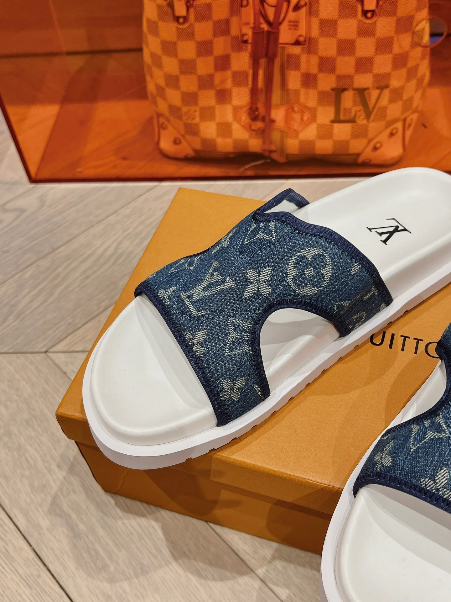 Новинка сезона лето 2023 от LV для мужчин - пляжные сандалии.