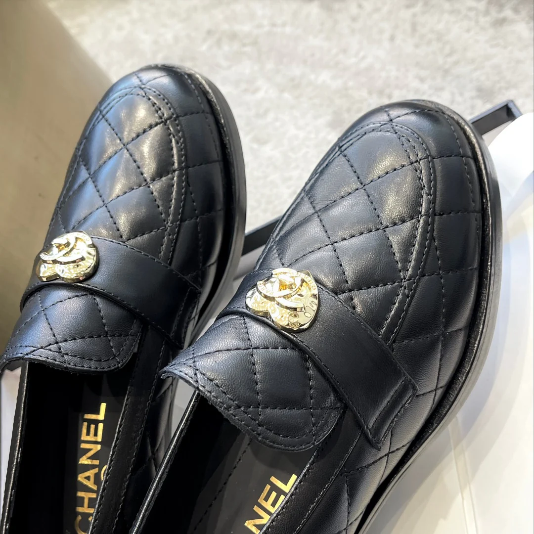 Новинка сезона весна/лето 2023 от Chanel — массивные лоферы в форме сердца с пряжкой.