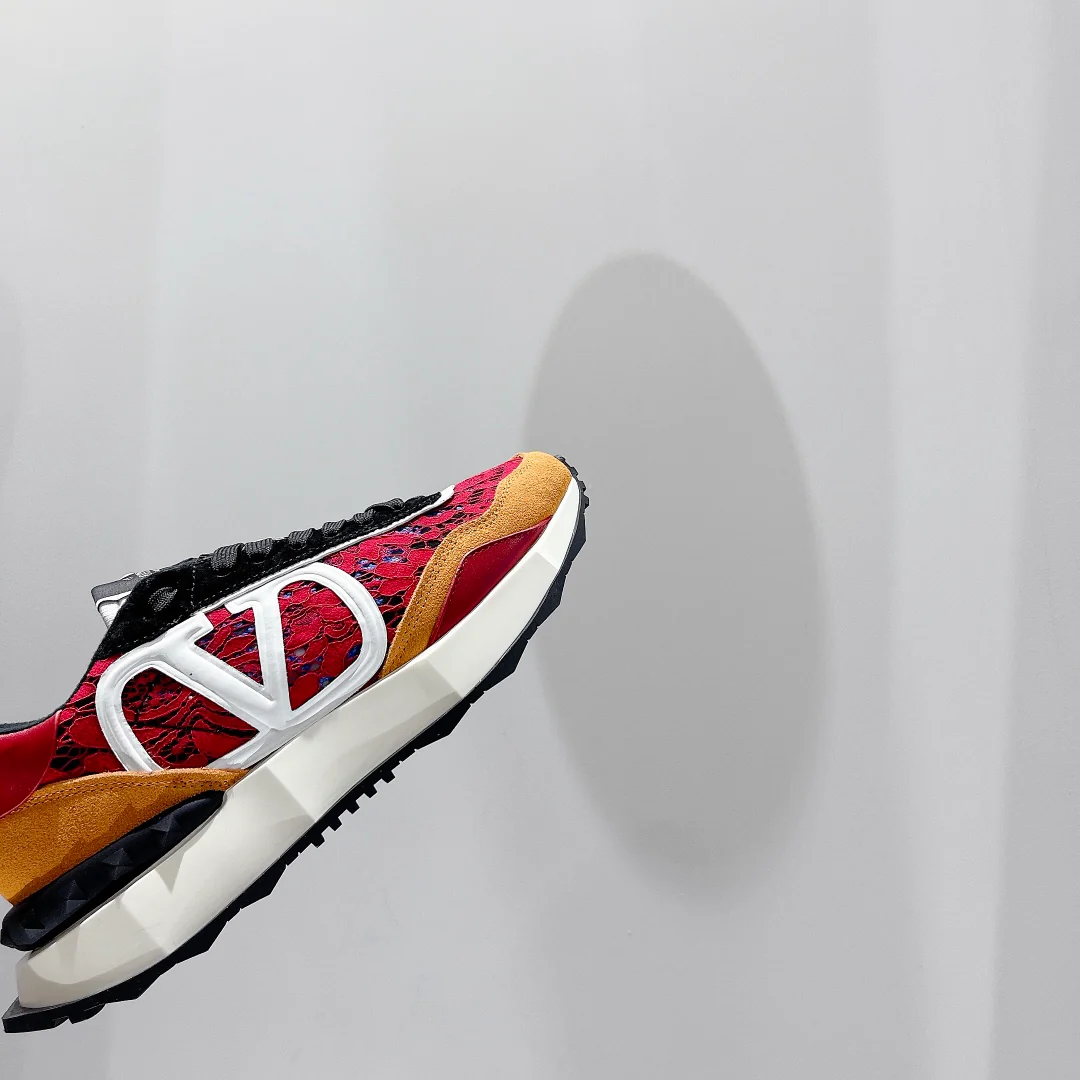 Новинка сезона весна/лето 2022 от Valentino - Замшевые кроссовки с кружевом и сеткой - Унисекс - Оранжево-красные