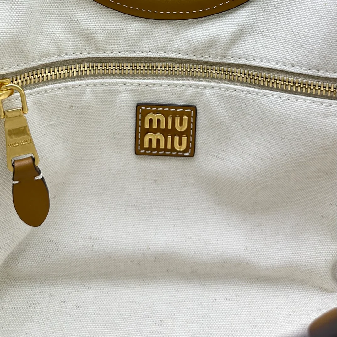 Сумка-тоут Miu Miu Ivy, маленькая, коричневая.