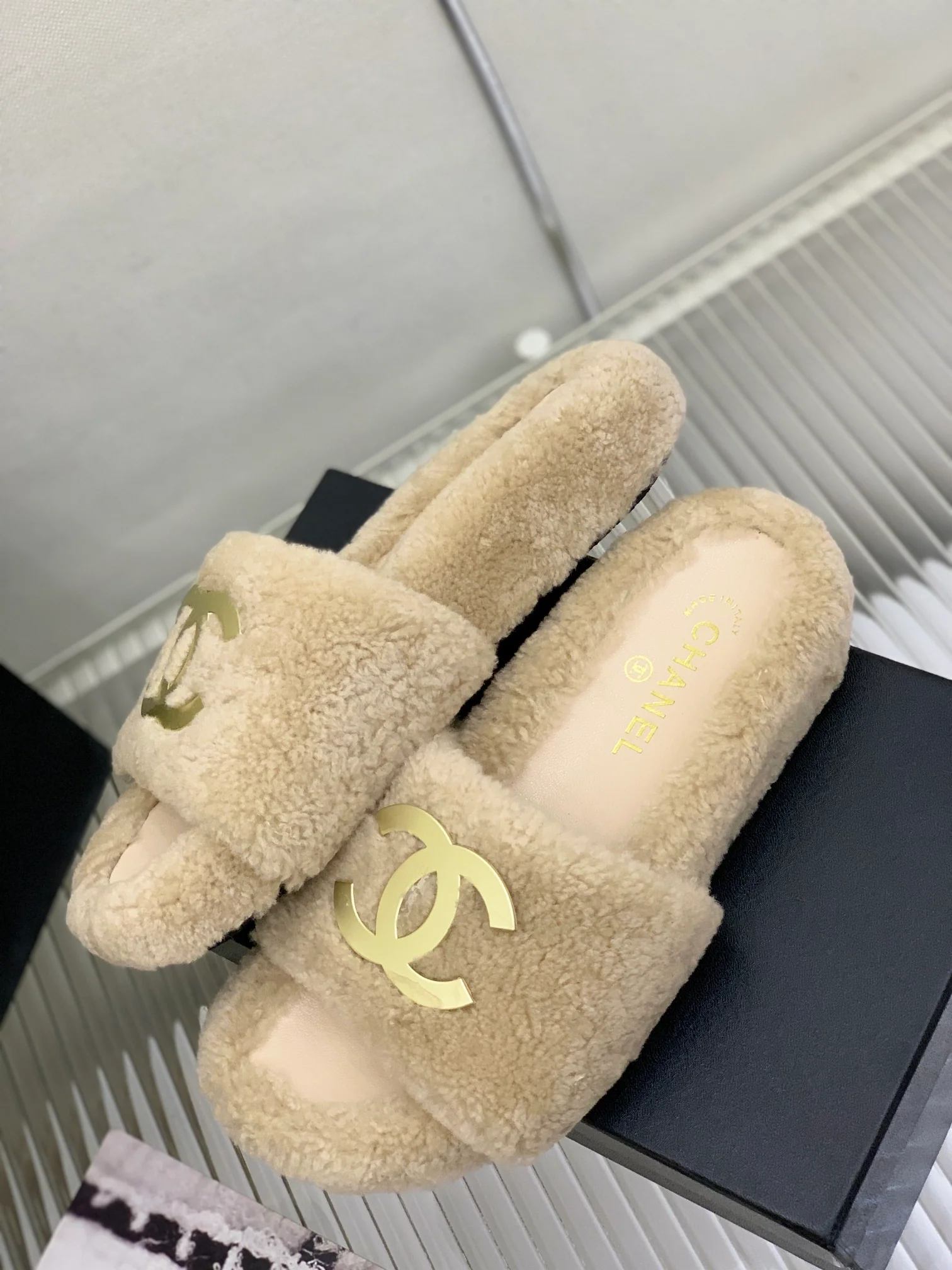 Новинка весны 2022 года от Chanel - Меховые тапочки