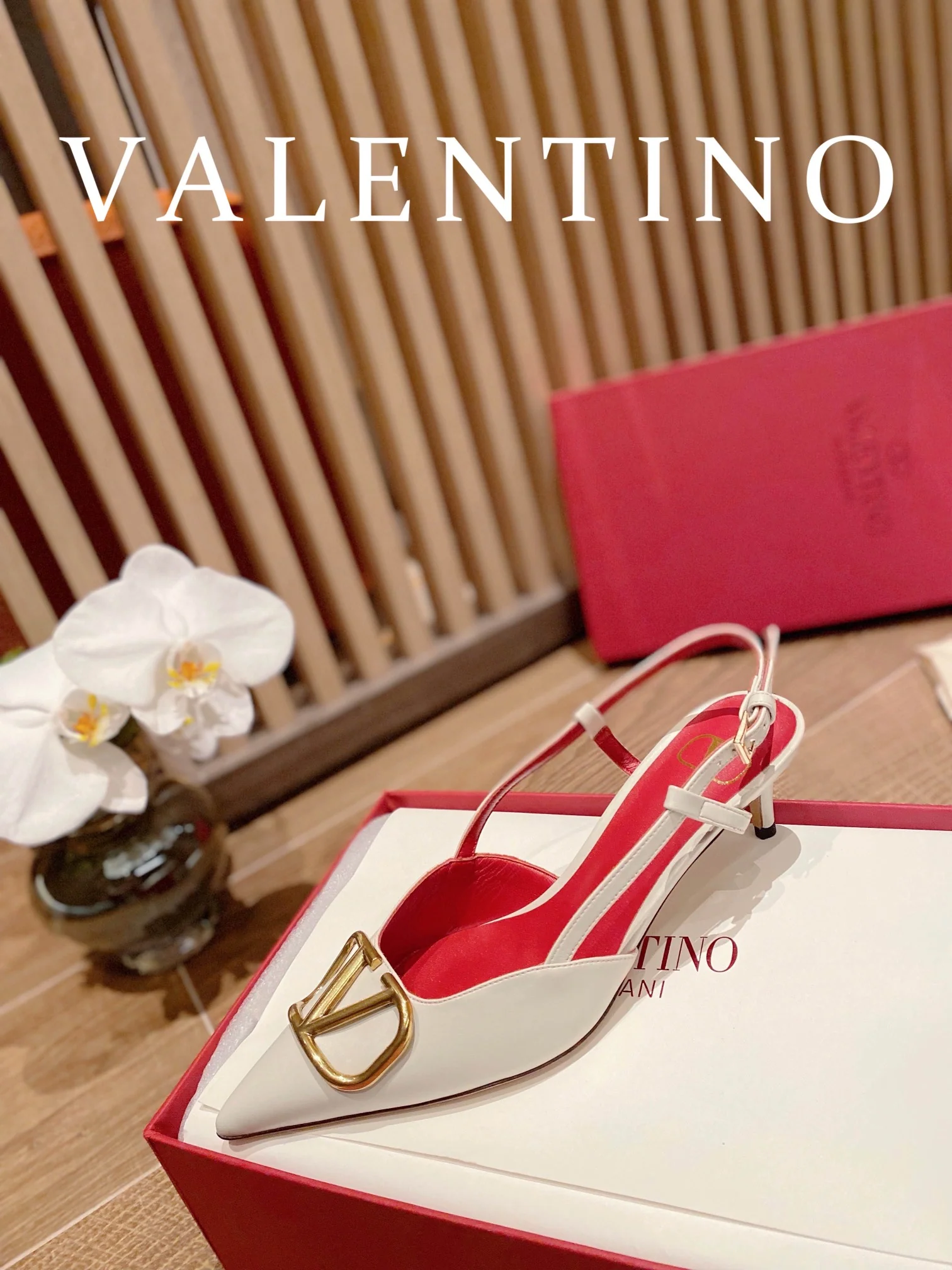 Valentino - Белые туфли на низком каблуке с острым носком