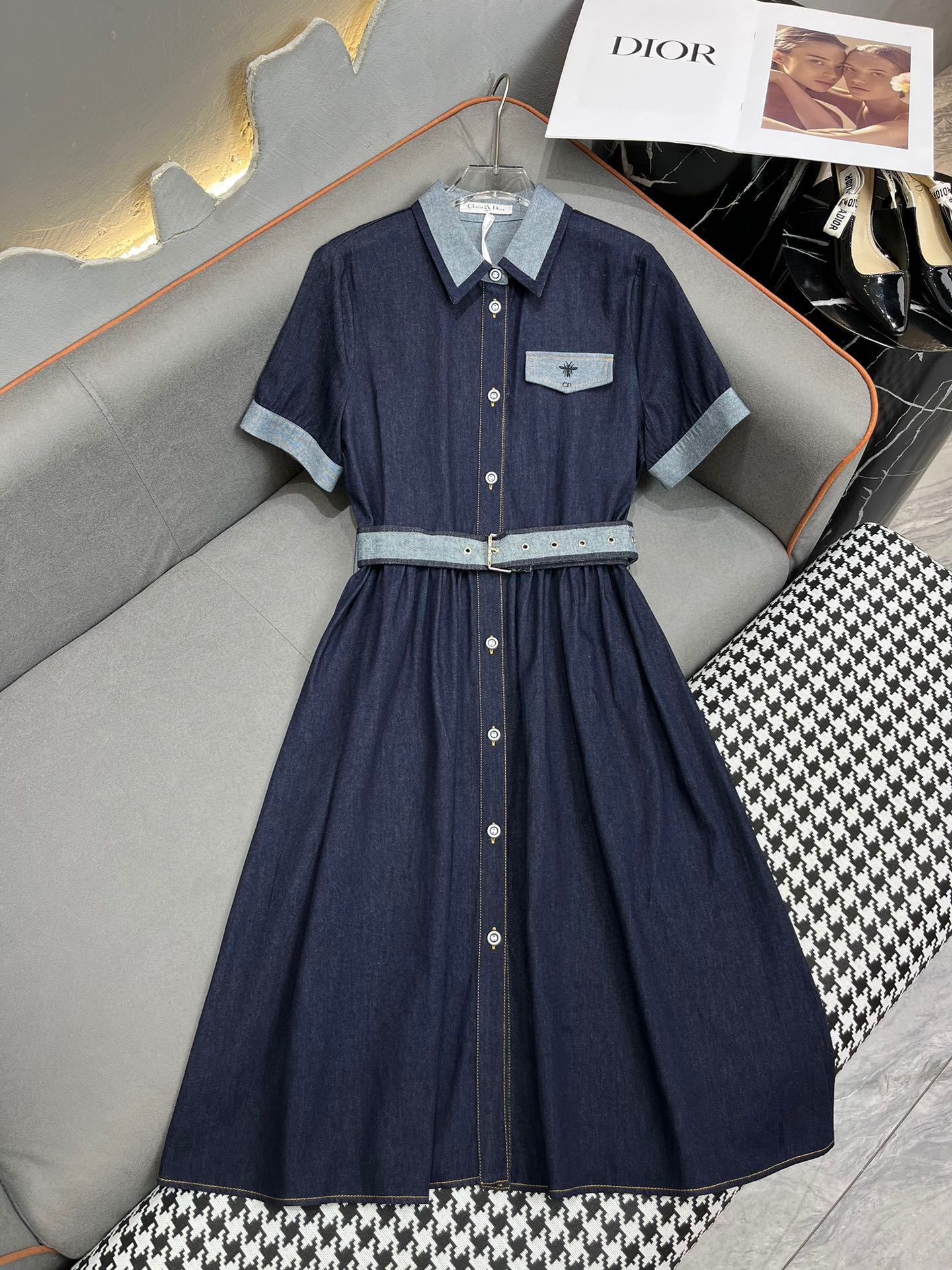 Новинка лета Dior 2403-24ss: джинсовый комбинезон с воротником.