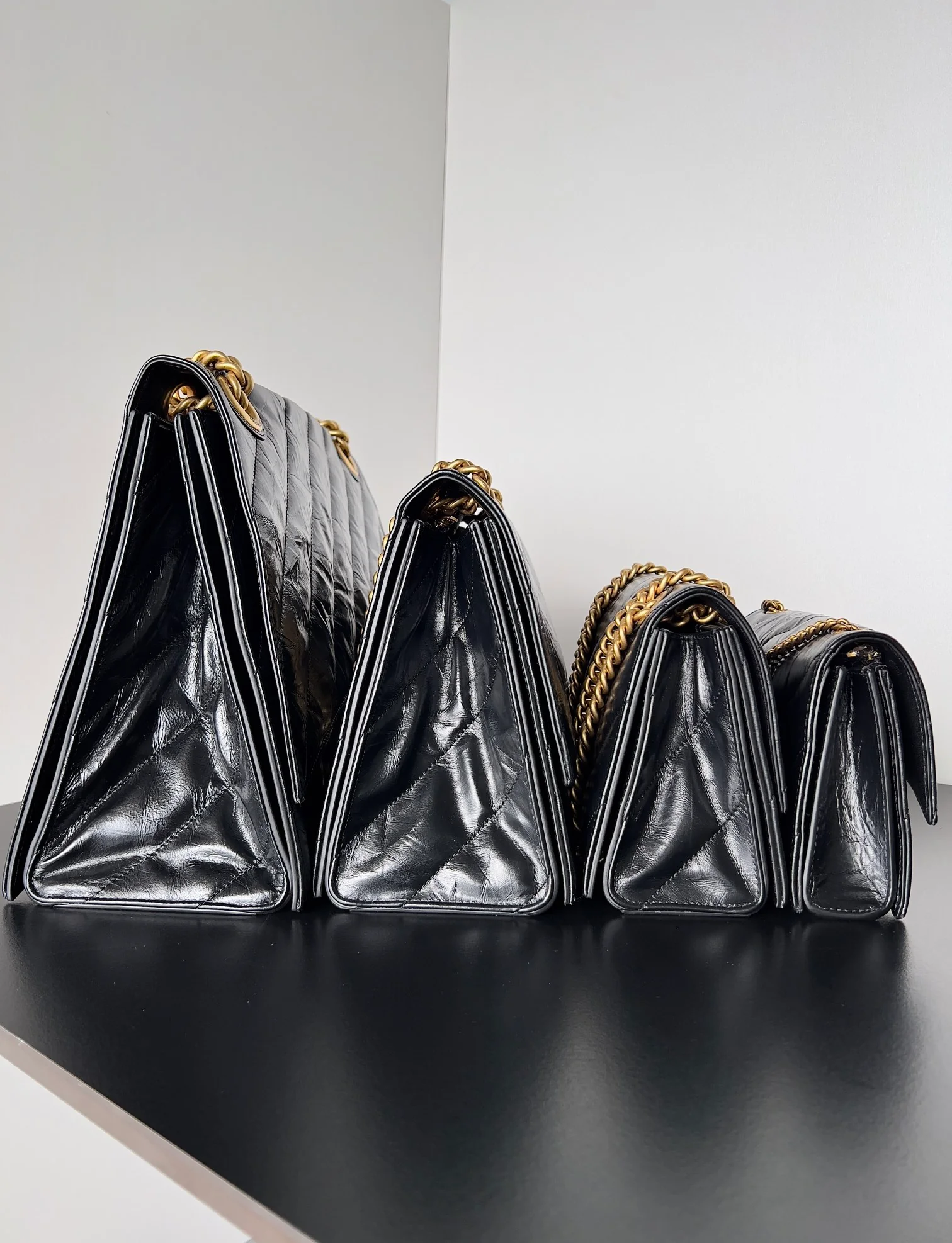 Сумка Balenciaga Chain Hourglass Bag - Mini 21 см - черная с золотой пряжкой