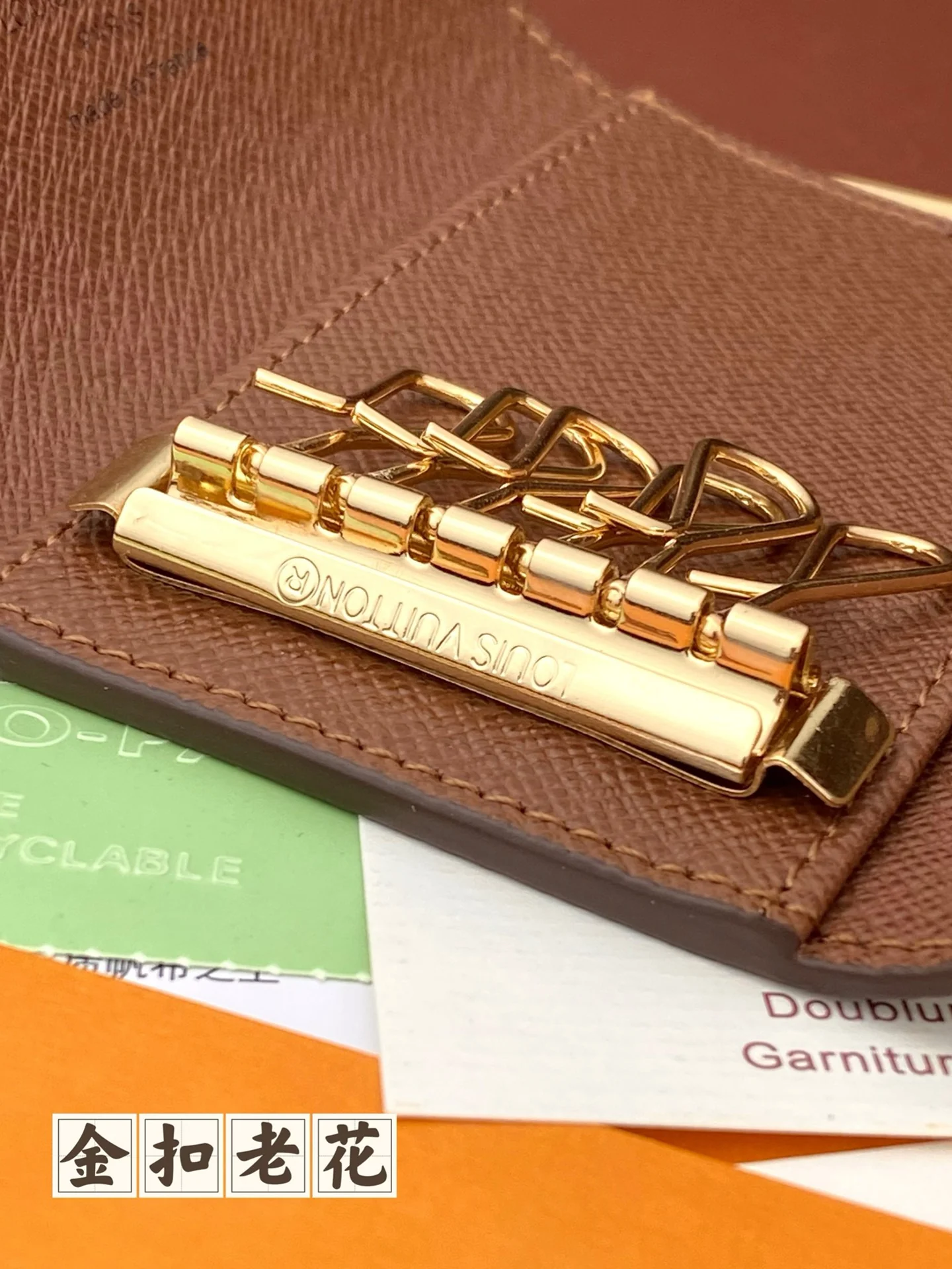 LV-m60701-Чехол для ключей-Золотая пряжка с монограммой