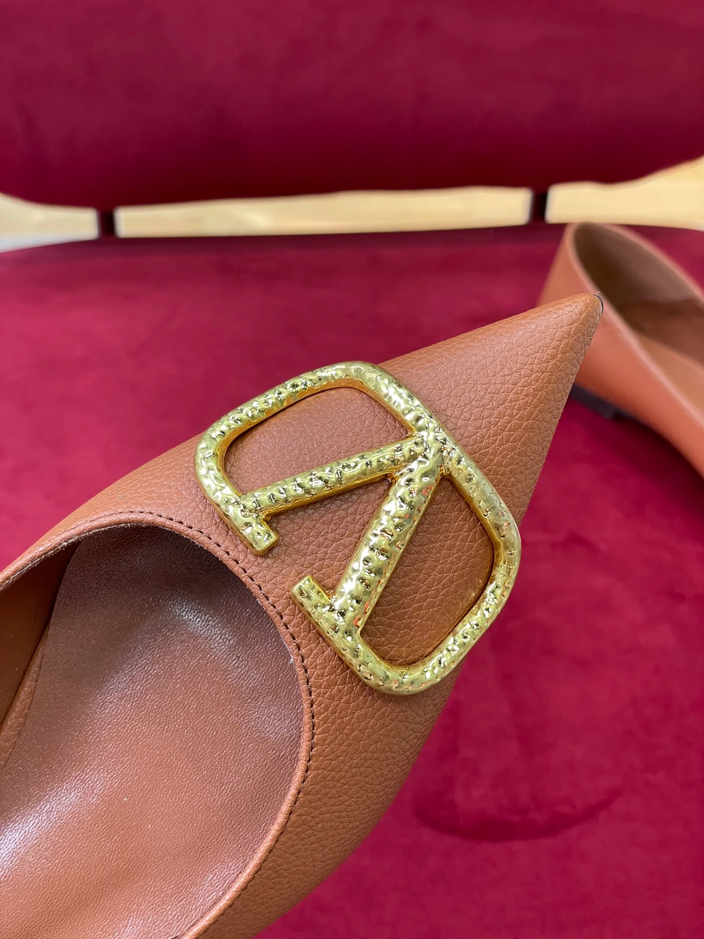 Новинка сезона осень/зима 2022 от Valentino - балетки без шнурков.