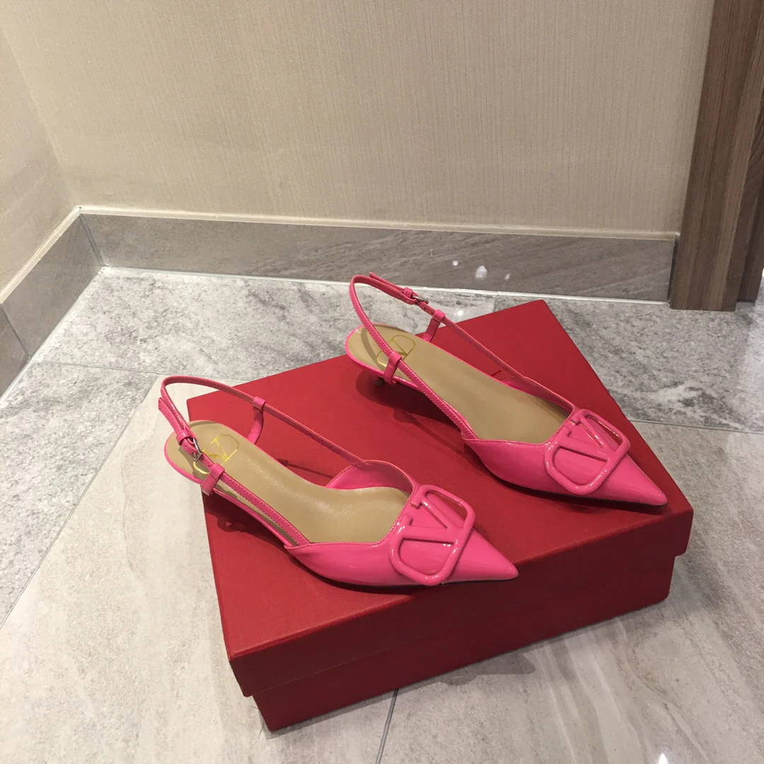 Лакированные босоножки Valentino на низком каблуке с острым носком — розовые.