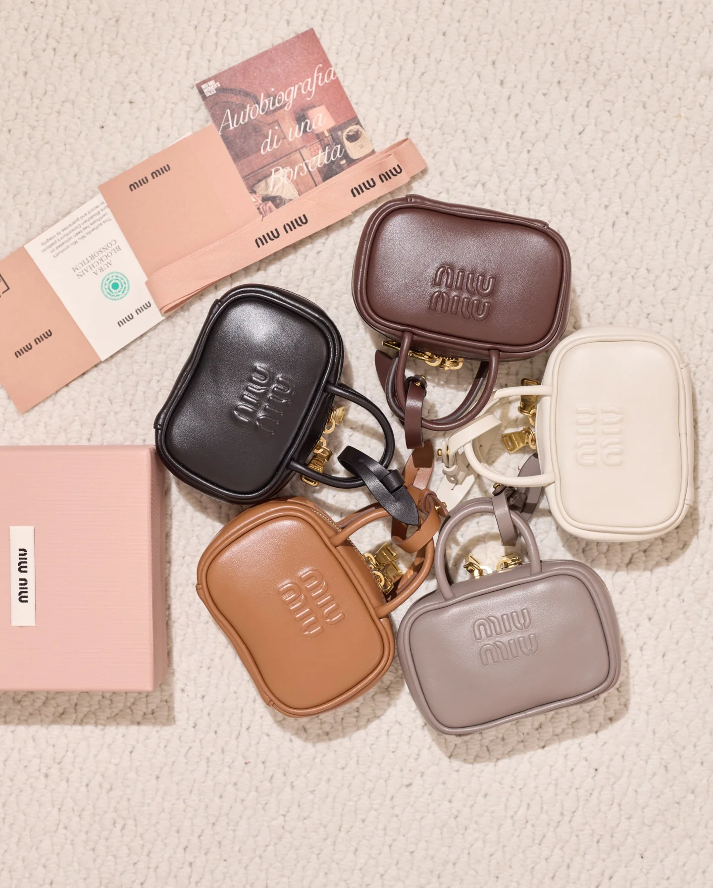 Маленькая кожаная сумочка Miu Miu-5nr036m300 серого цвета.