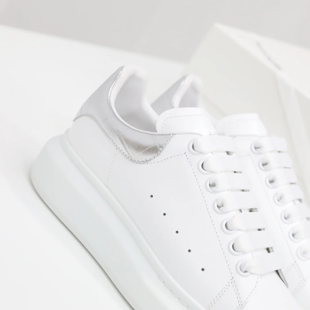 Классические белые кроссовки McQueen с крокодиловым принтом, серебристые.