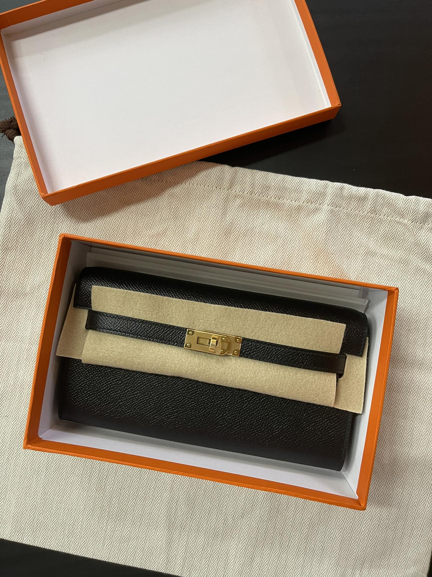 Сумка Hermes Kelly в стиле Epsom - черная с золотой пряжкой.