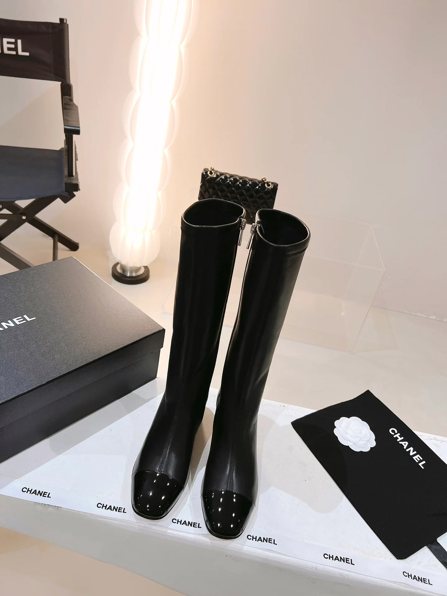 Новинка сезона осень/зима 2022 от Chanel - Высокие сапоги - Глянцевый черный