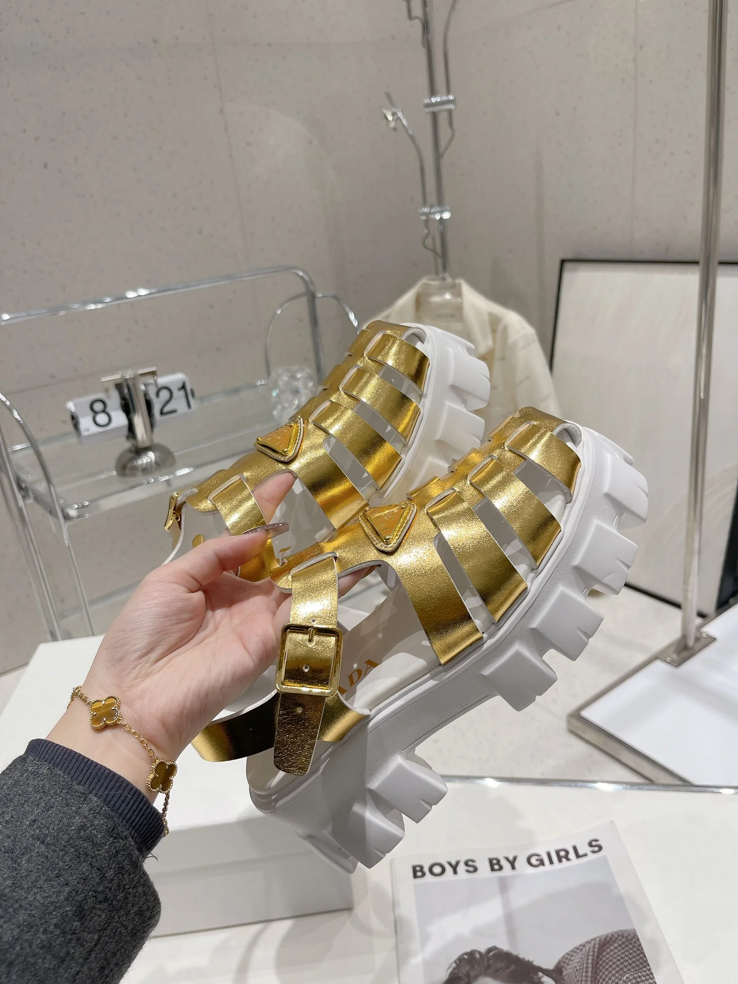 Новинка сезона весна/лето 2022 от Prada - Сандалии на платформе - Серебристые