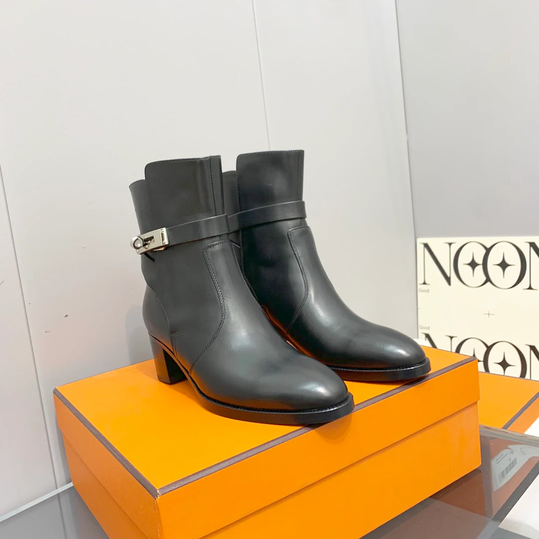 Ботинки на невысоком каблуке из коллекции Hermes Kelly Buckle - черные