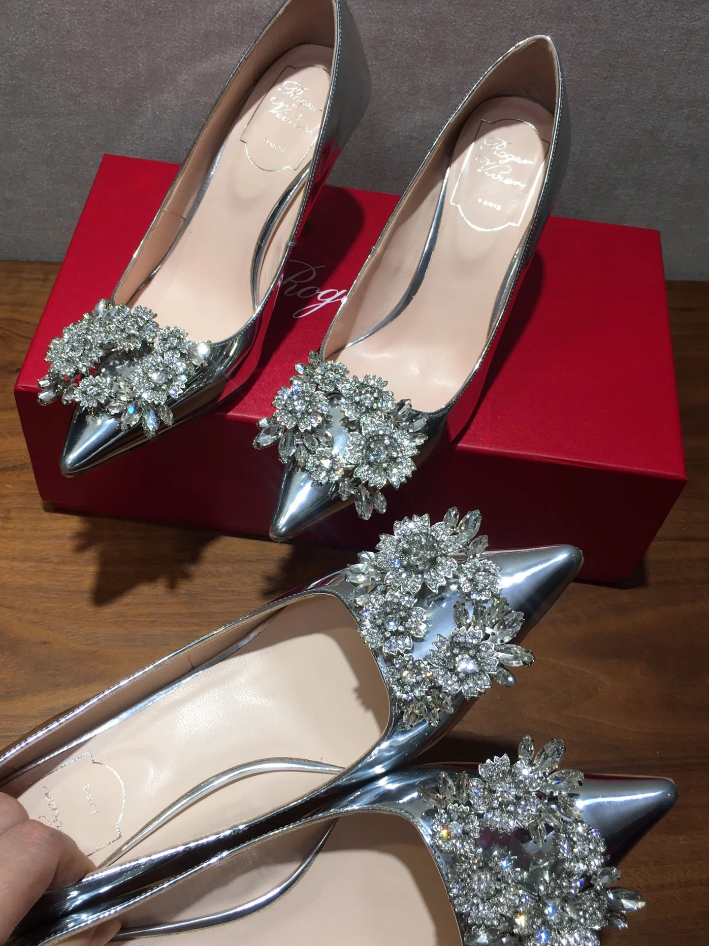 Туфли RV - туфли на высоком каблуке с острым носком и бриллиантовой пряжкой - серебристые