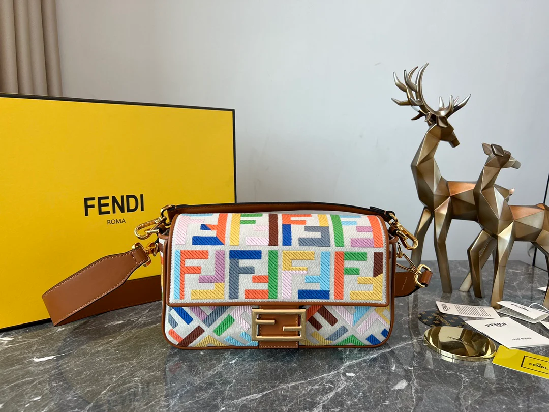 Сумка-багет Fendi — бежевая льняная с красочной вышивкой.