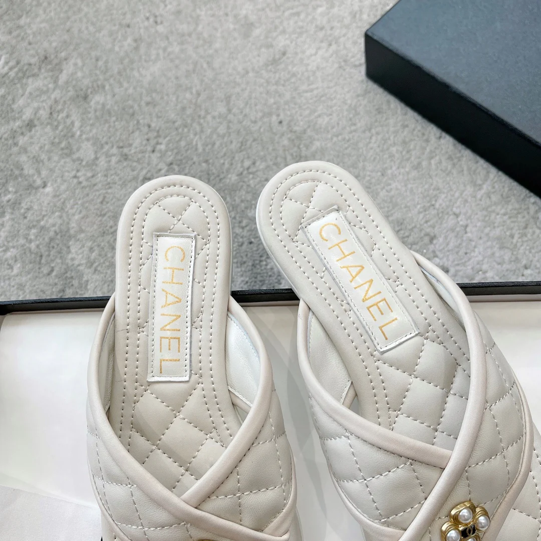 Новинка сезона весна/лето 2023 от Chanel - Тапочки с вышитым ромбовидным узором - Белые
