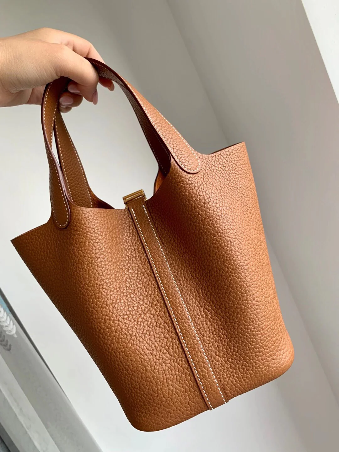 Часы Hermes Picotin 18 коричневого цвета с золотой пряжкой