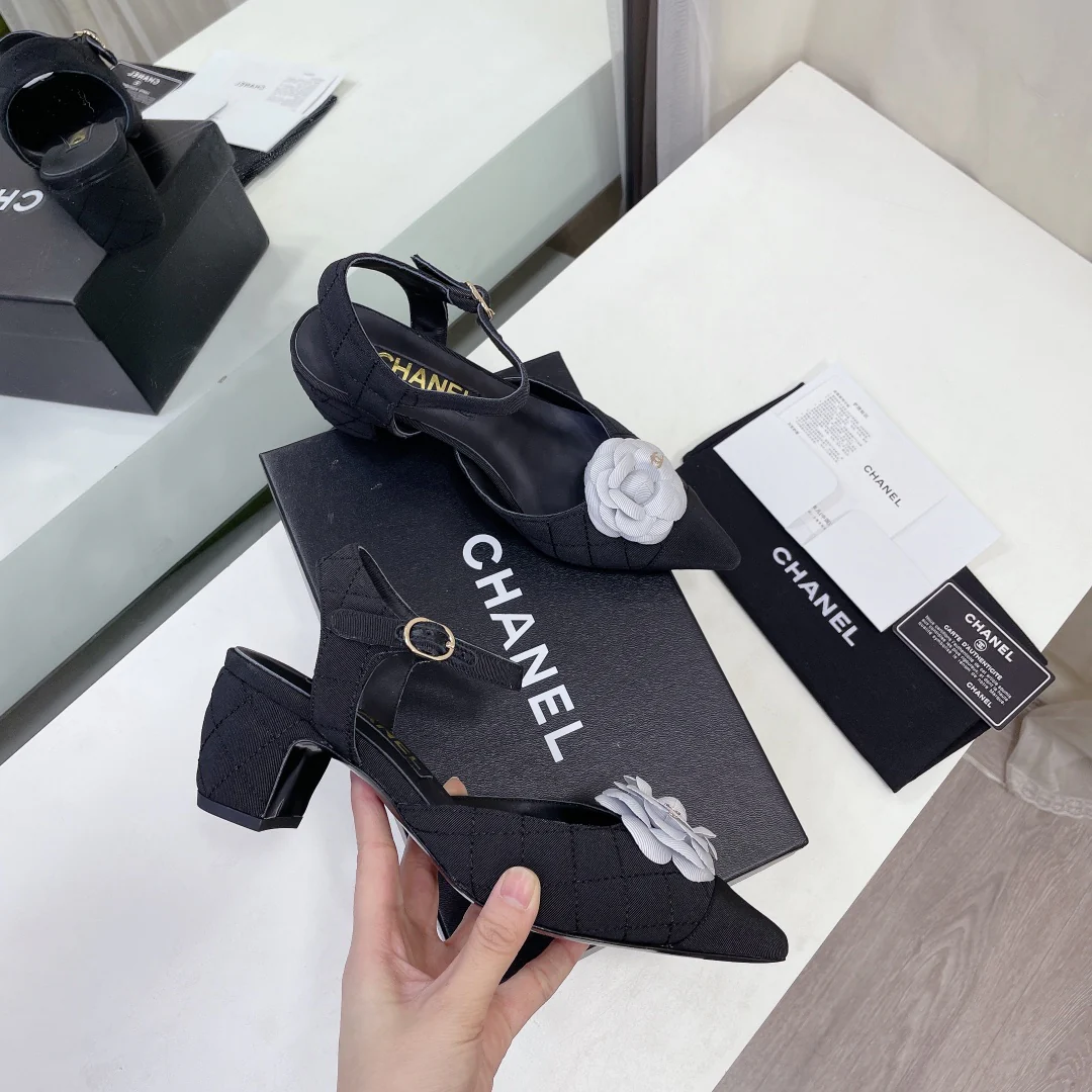 Сандалии Chanel Camellia на низком каблуке - черные - 5 см