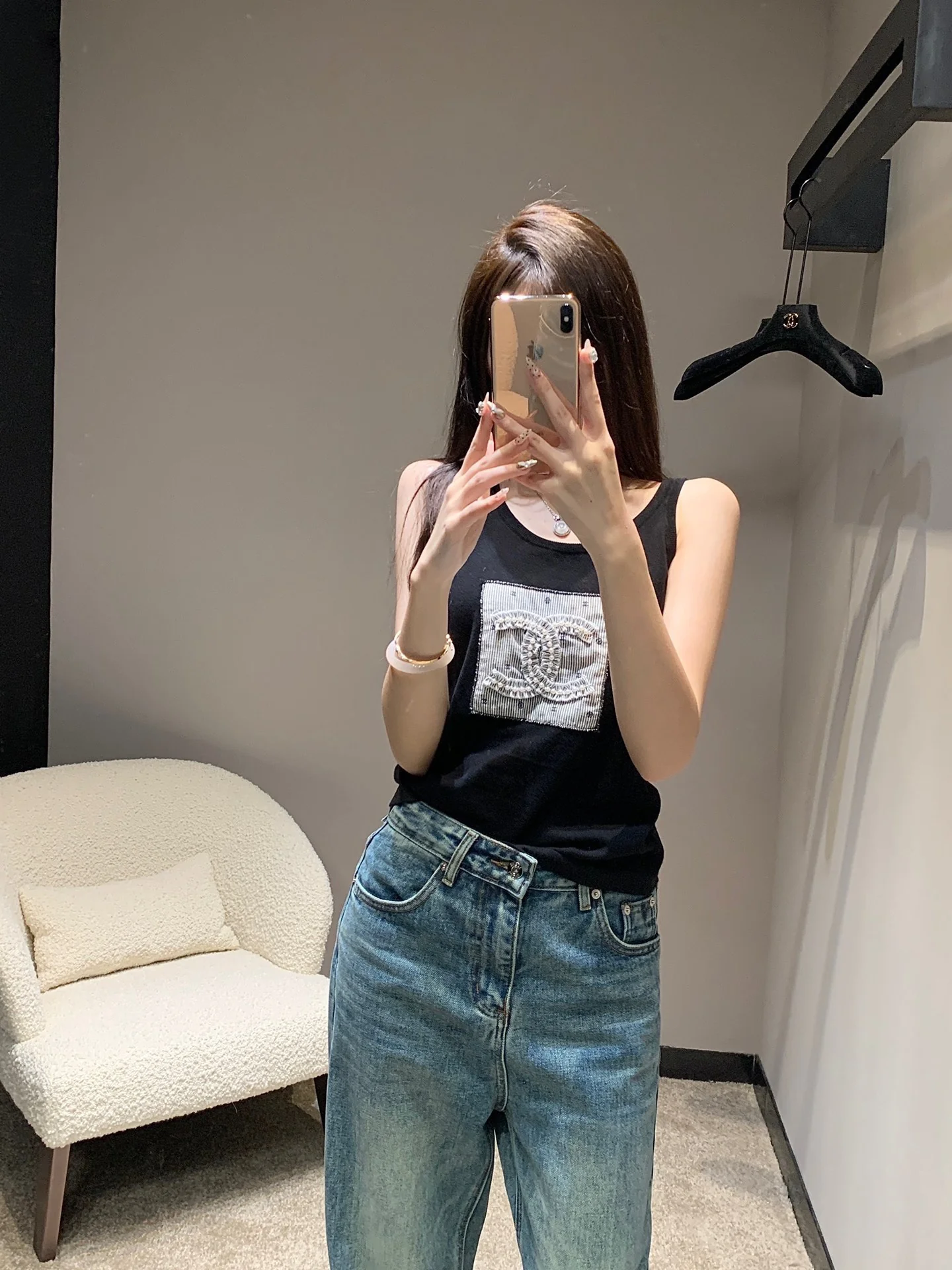 Вязаная майка Chanel 2403 с двойным логотипом C — черная