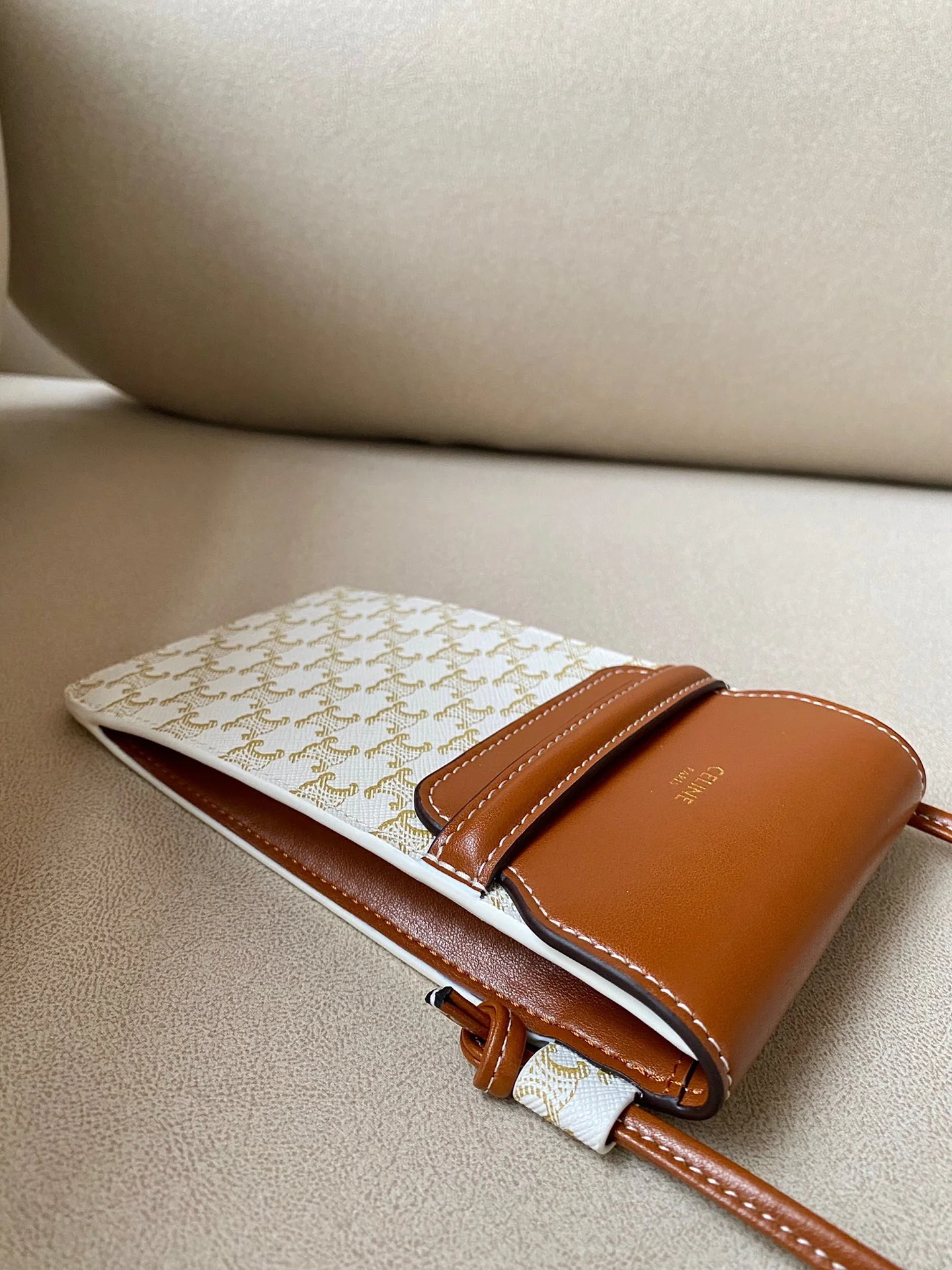 Celine 标志印花羊皮革翻盖手机包