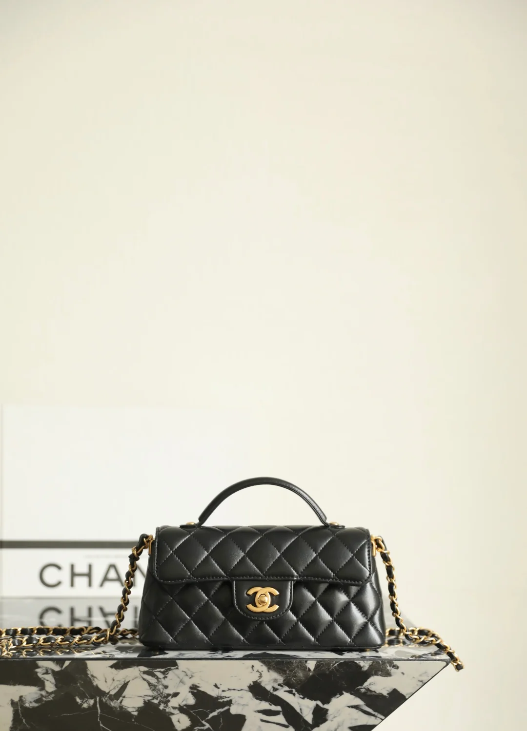 Мини-юбка Chanel Kelly из шерсти, черная, 25 пенсов.