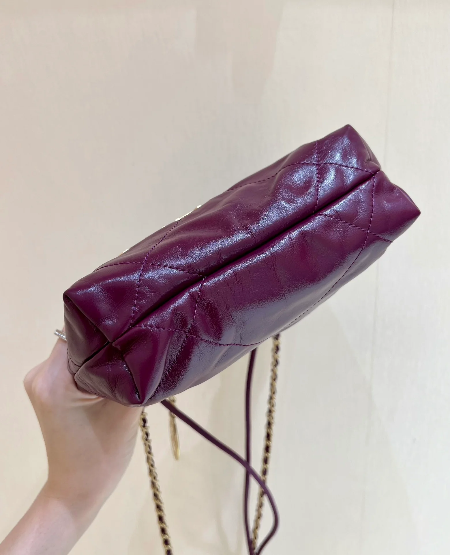 Весенне-летняя коллекция Chanel - Маленькая сумочка Chanel No. 22 - Фиолетово-красная