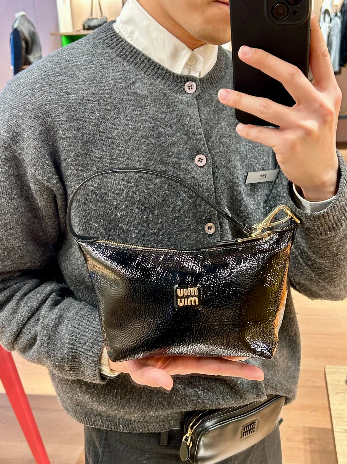 Косметичка/сумка для обеда Miu Miu из лакированной кожи — фото в действии.