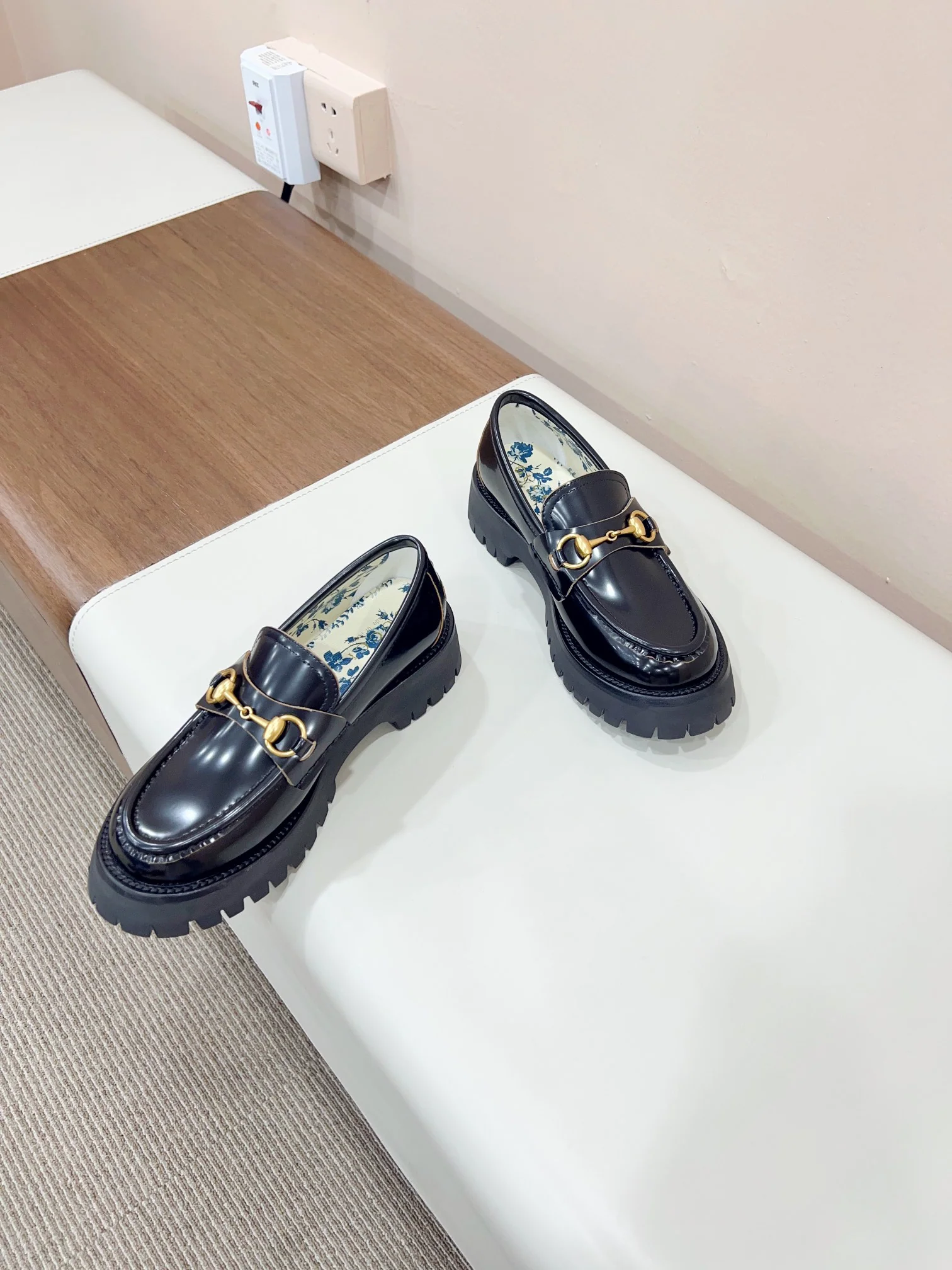 Новинка сезона осень/зима 2023 от Gucci - Лоферы - Глянцевый черный